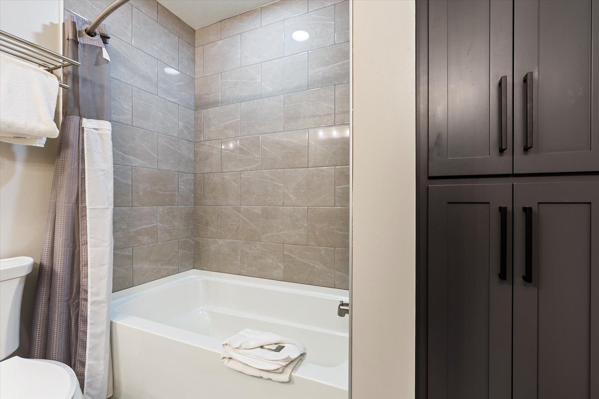 2022 townhouse for sale at Trapper's Landing #275 6916 Beach View Lane NW in Walker, MN — 3 bed, 3 bath (photo 24 of 45)