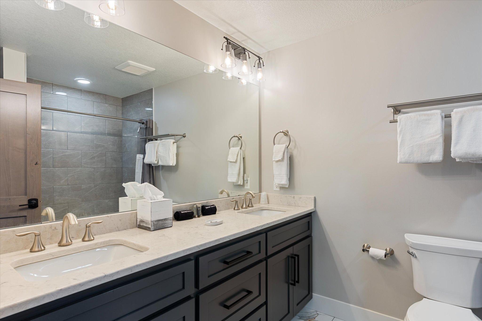 2022 townhouse for sale at Trapper's Landing #275 6916 Beach View Lane NW in Walker, MN — 3 bed, 3 bath (photo 33 of 45)