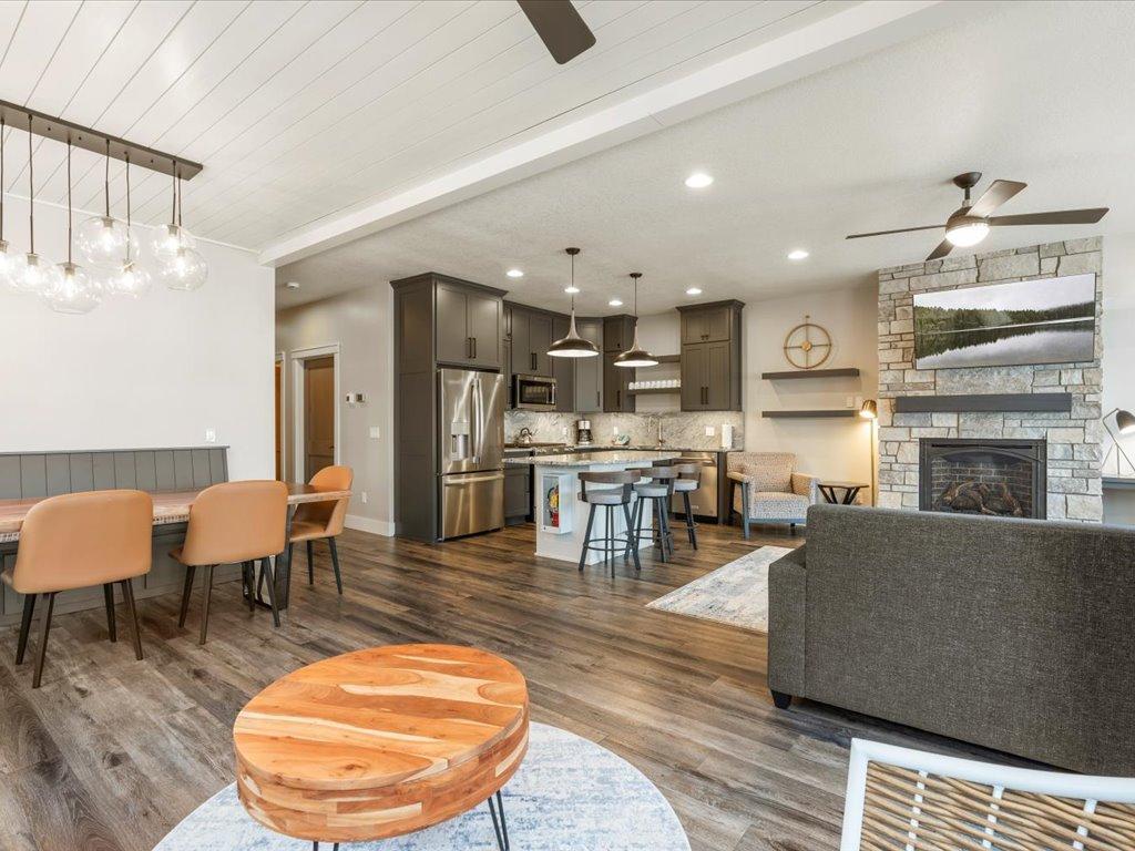 2022 townhouse for sale at Trapper's Landing #275 6916 Beach View Lane NW in Walker, MN — 3 bed, 3 bath (photo 9 of 45)