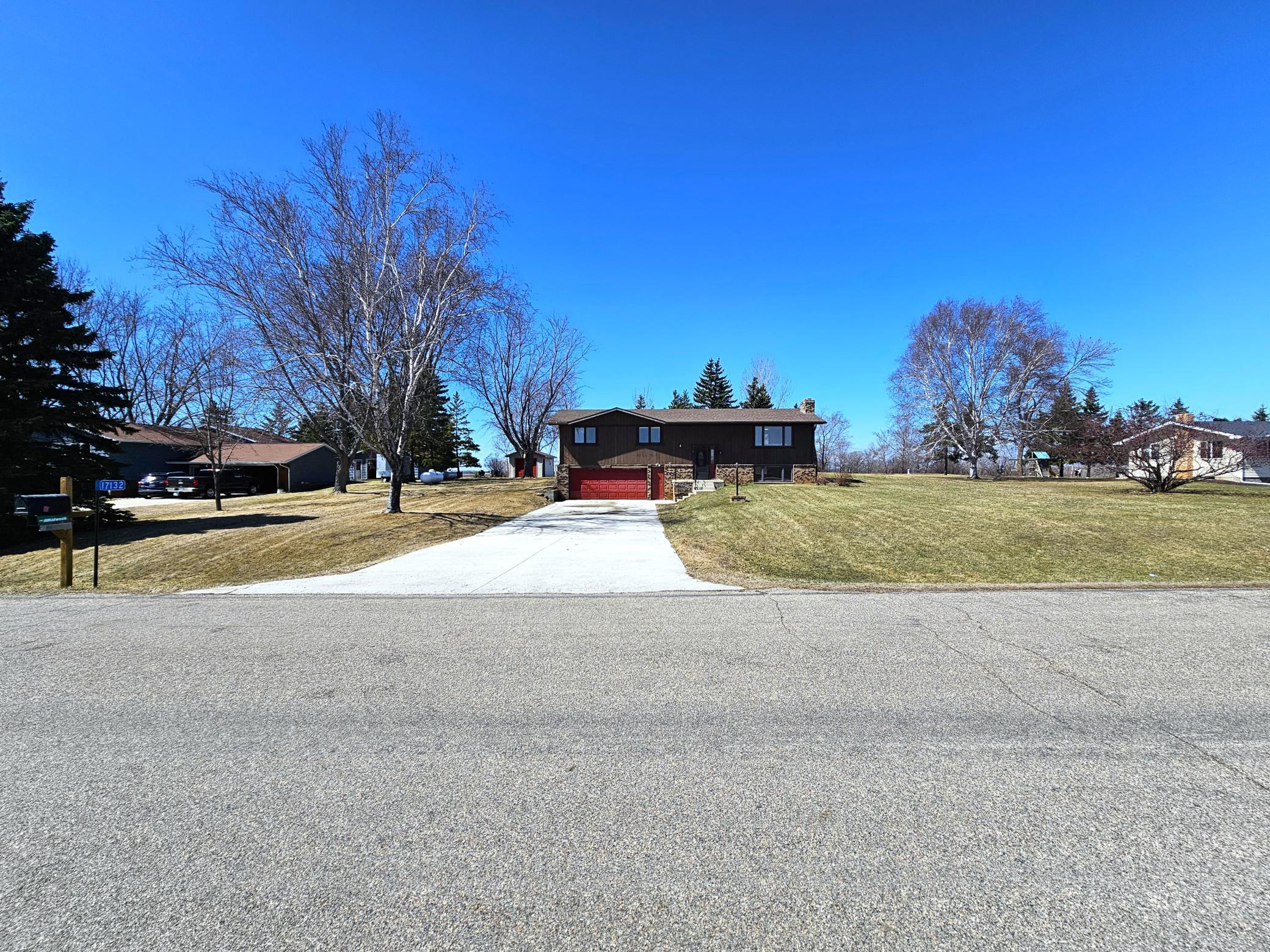 1977 single family home for sale at 17132 River Oaks Boulevard in Fergus Falls, MN — 3 bed, 3 bath (photo 3 of 56)