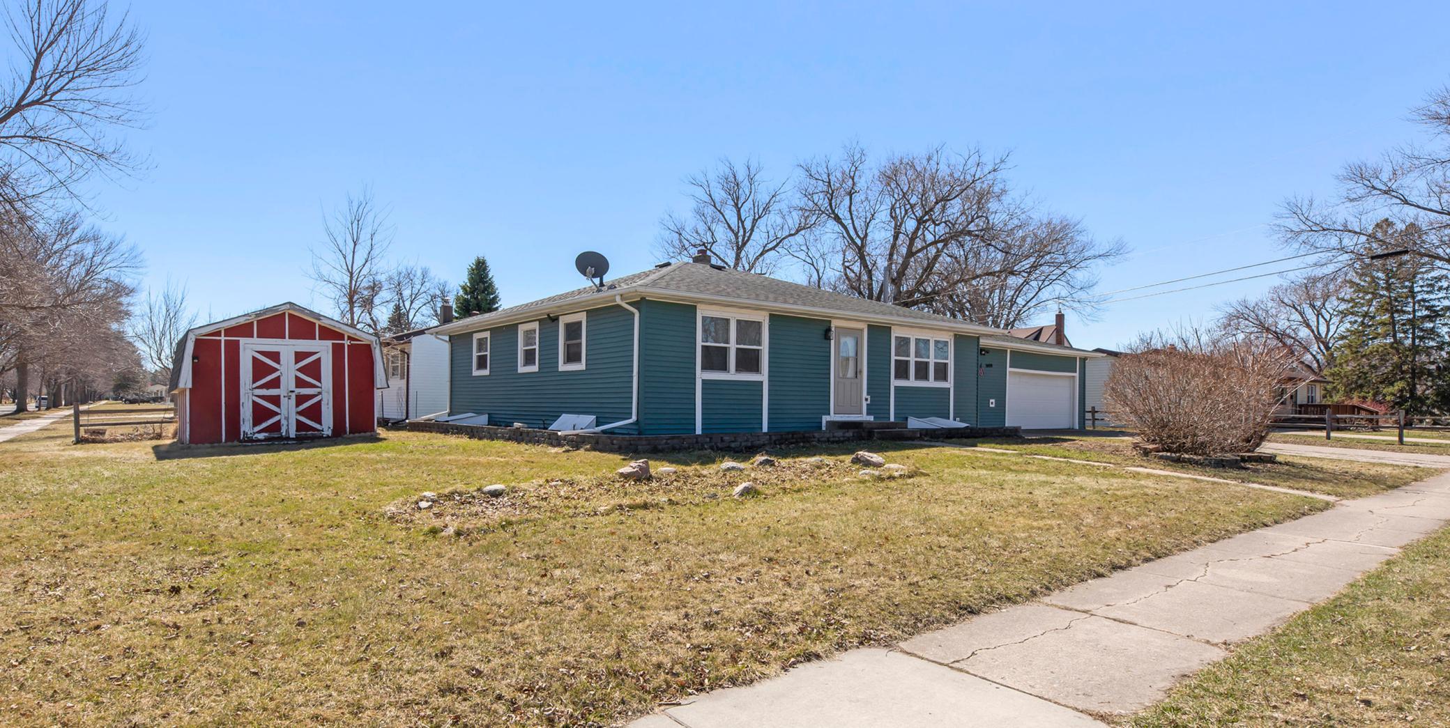 1960 single family home for sale at 1409 13th Avenue N in Moorhead, MN — 5 bed, 2 bath (photo 2 of 38)