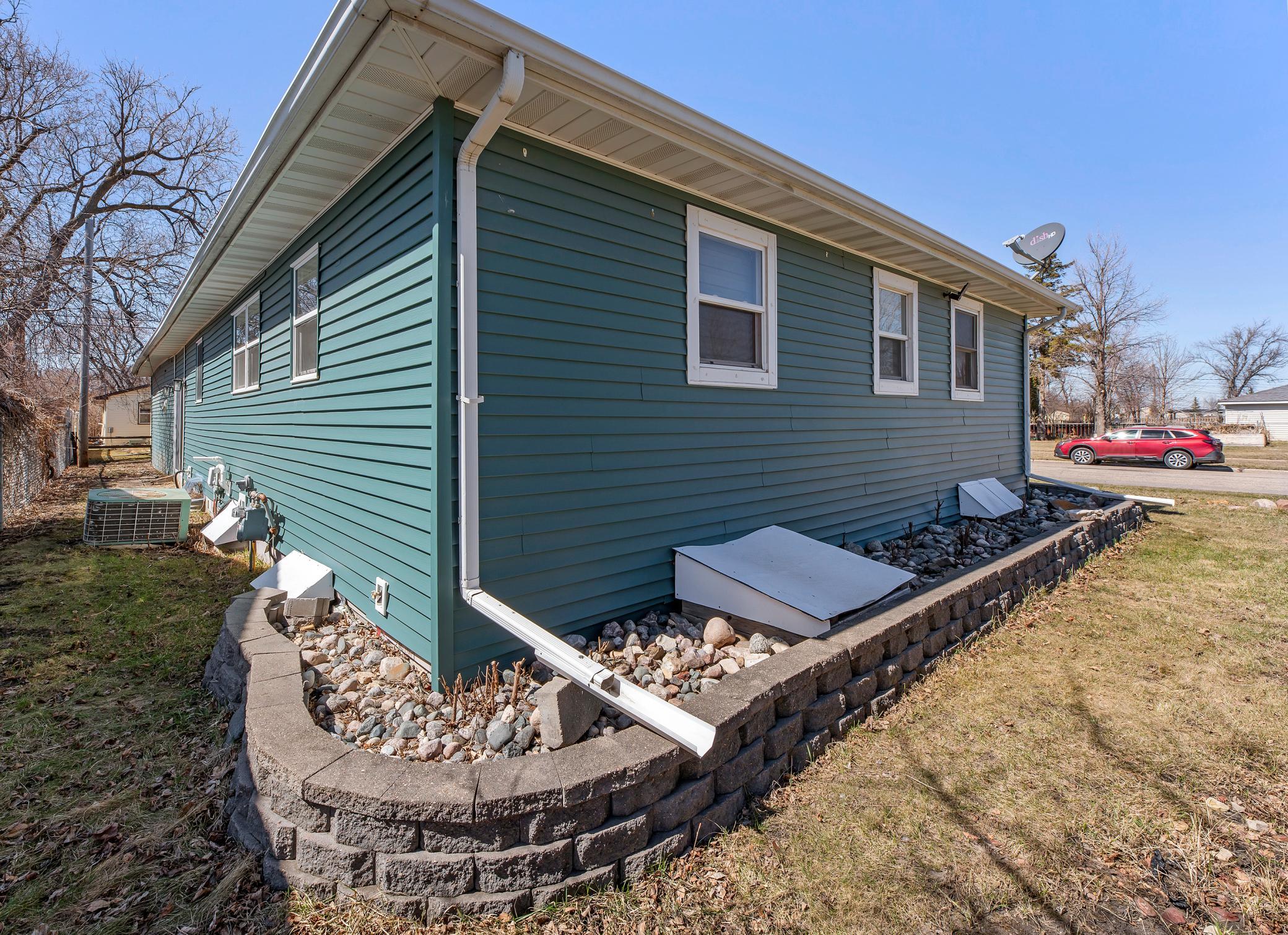 1960 single family home for sale at 1409 13th Avenue N in Moorhead, MN — 5 bed, 2 bath (photo 36 of 38)