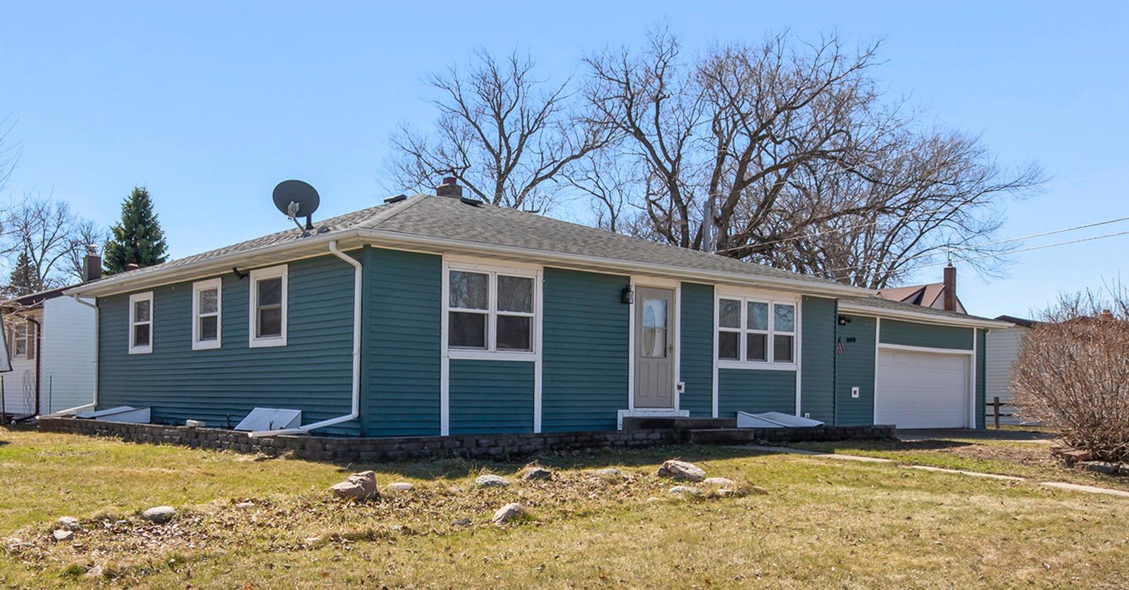 1960 single family home for sale at 1409 13th Avenue N in Moorhead, MN — 5 bed, 2 bath (photo 37 of 38)