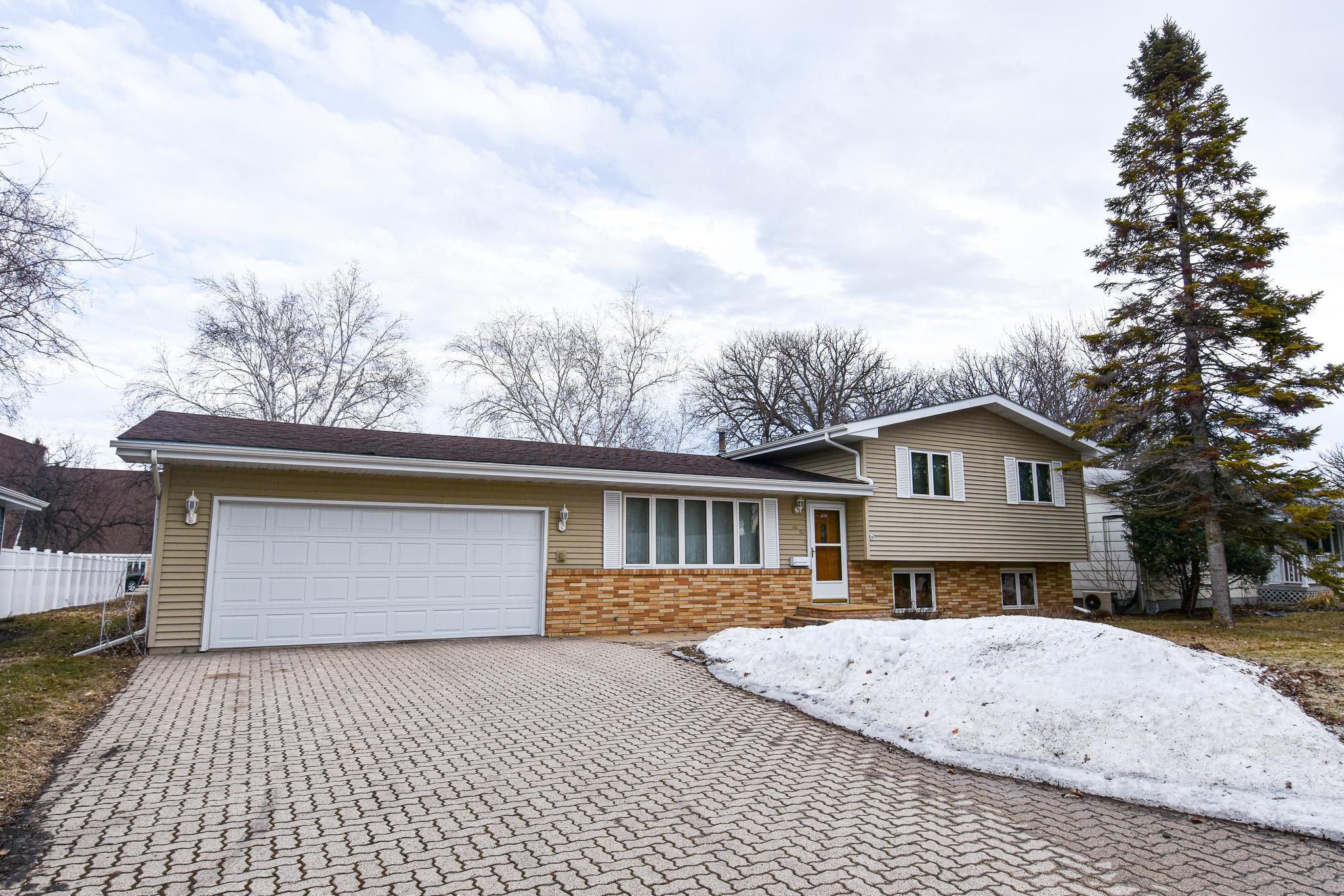 1968 single family home for sale at 610 Kneale Avenue S in Thief River Falls, MN — 3 bed, 2 bath (photo 2 of 50)
