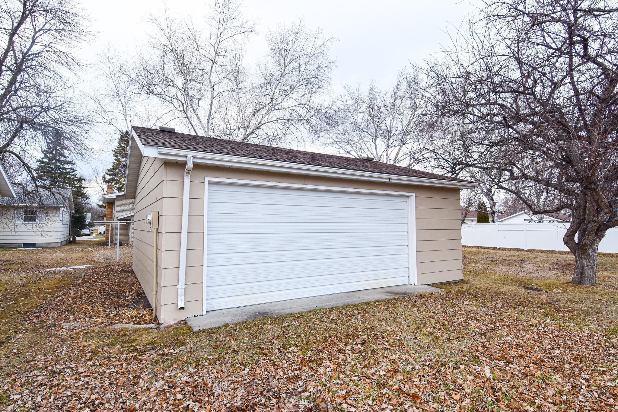 1968 single family home for sale at 610 Kneale Avenue S in Thief River Falls, MN — 3 bed, 2 bath (photo 44 of 50)