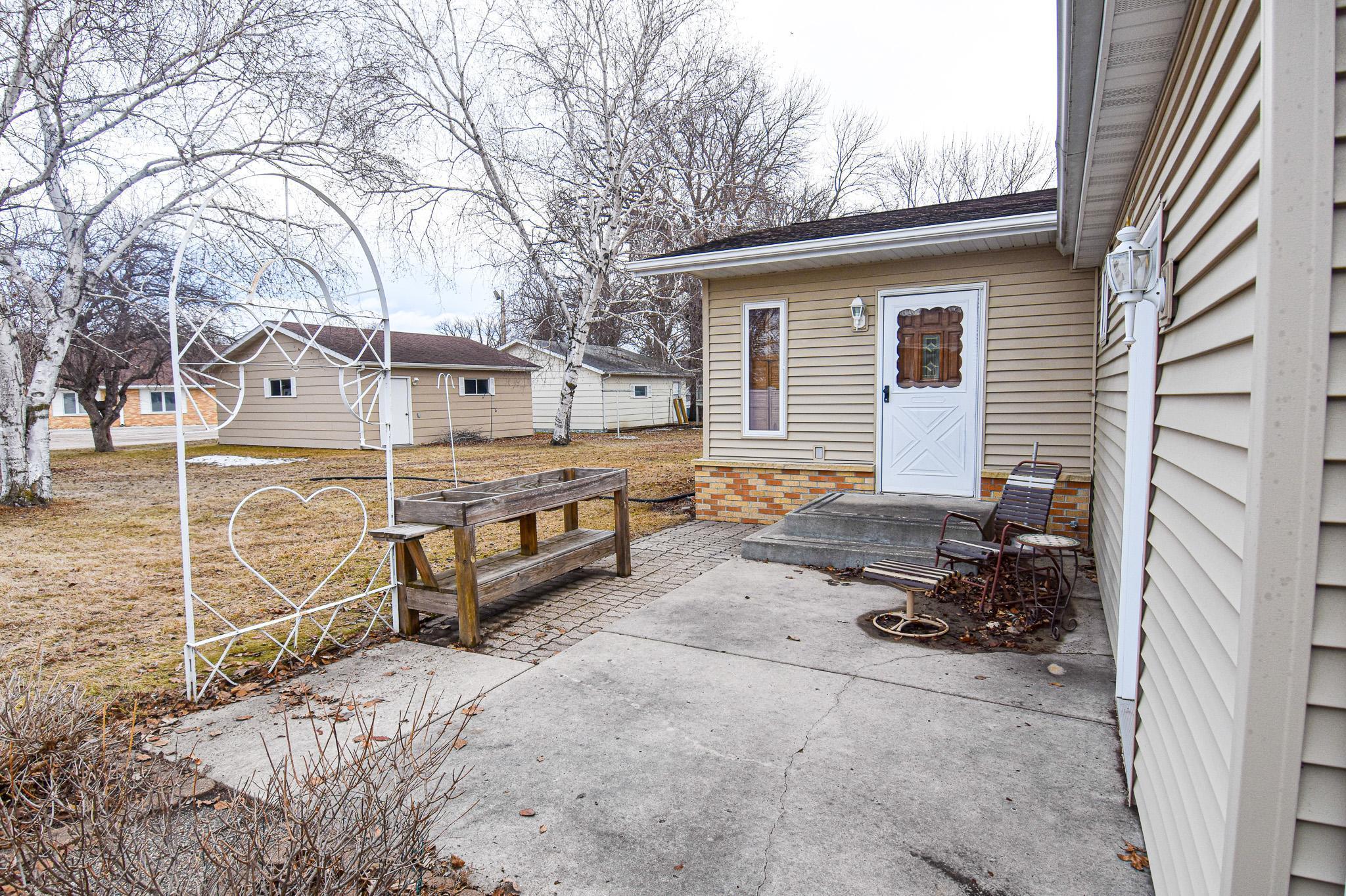 1968 single family home for sale at 610 Kneale Avenue S in Thief River Falls, MN — 3 bed, 2 bath (photo 46 of 50)
