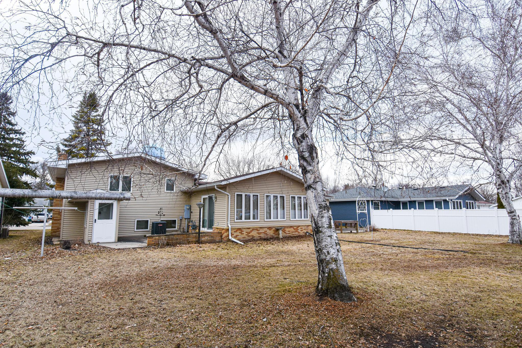 1968 single family home for sale at 610 Kneale Avenue S in Thief River Falls, MN — 3 bed, 2 bath (photo 49 of 50)