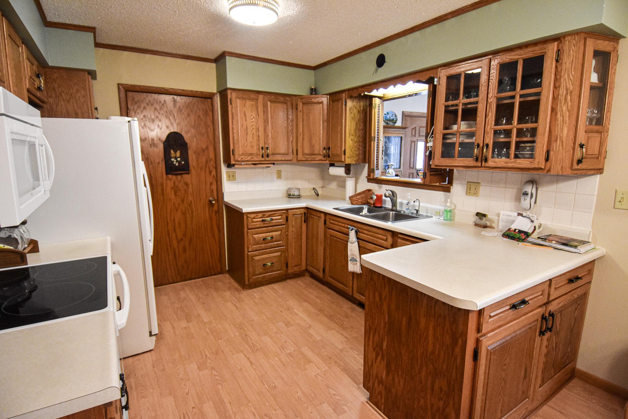 1968 single family home for sale at 610 Kneale Avenue S in Thief River Falls, MN — 3 bed, 2 bath (photo 8 of 50)