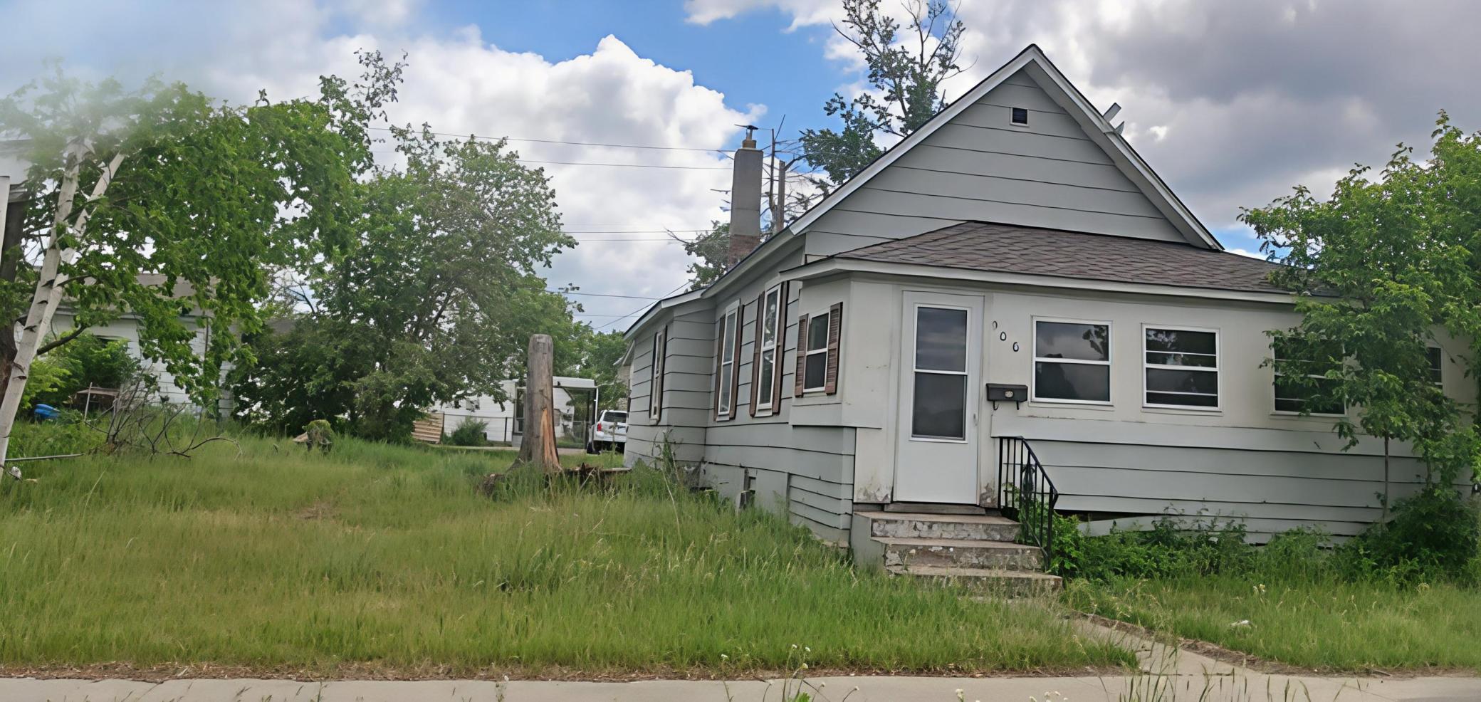 1910 single family home for sale at 906 Irvine Avenue NW in Bemidji, MN — 2 bed, 2 bath (photo 2 of 13)