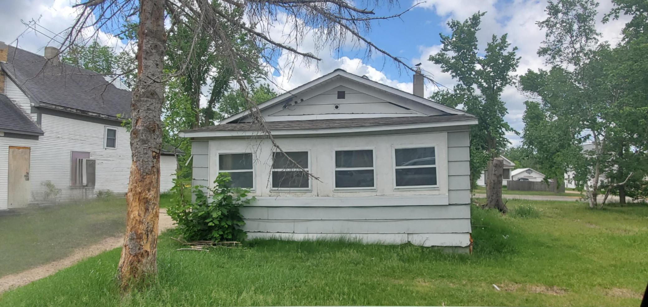 1910 single family home for sale at 906 Irvine Avenue NW in Bemidji, MN — 2 bed, 2 bath (photo 3 of 13)