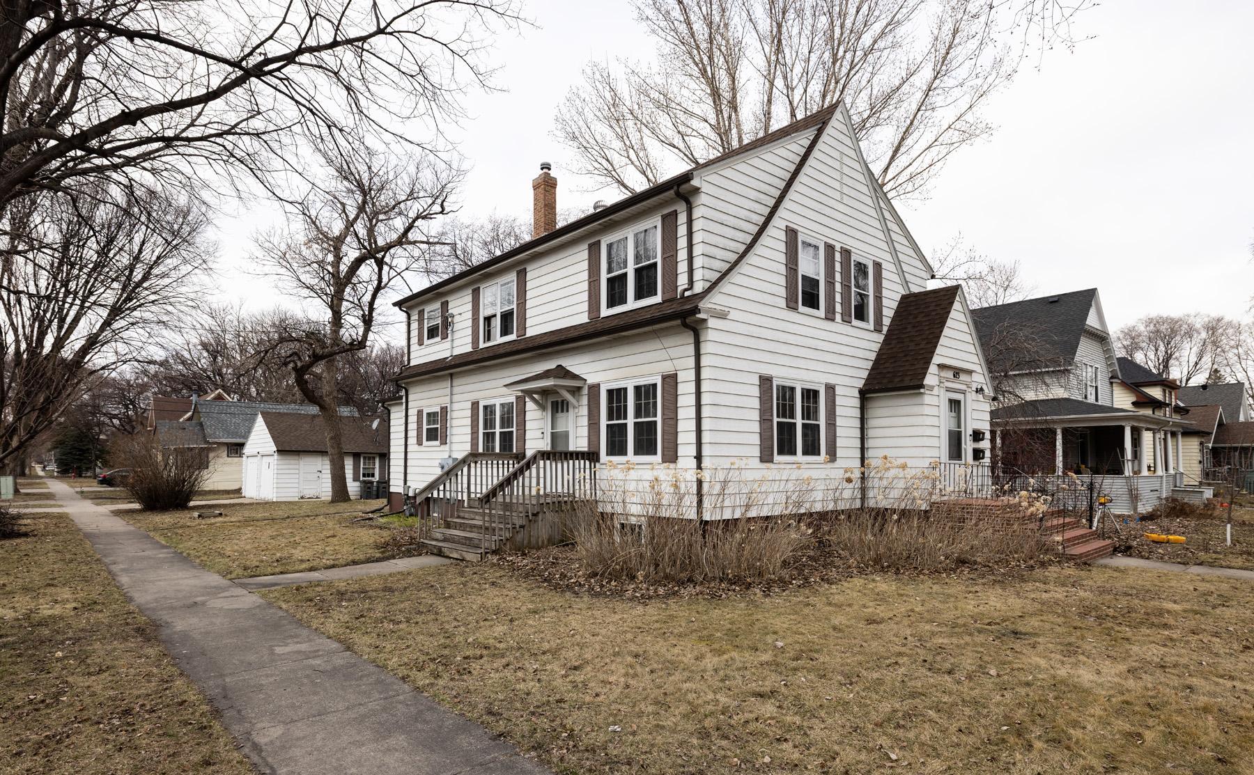 1940 single family home for sale at 623 6th Street S in Moorhead, MN — 6 bed, 3 bath (photo 7 of 53)