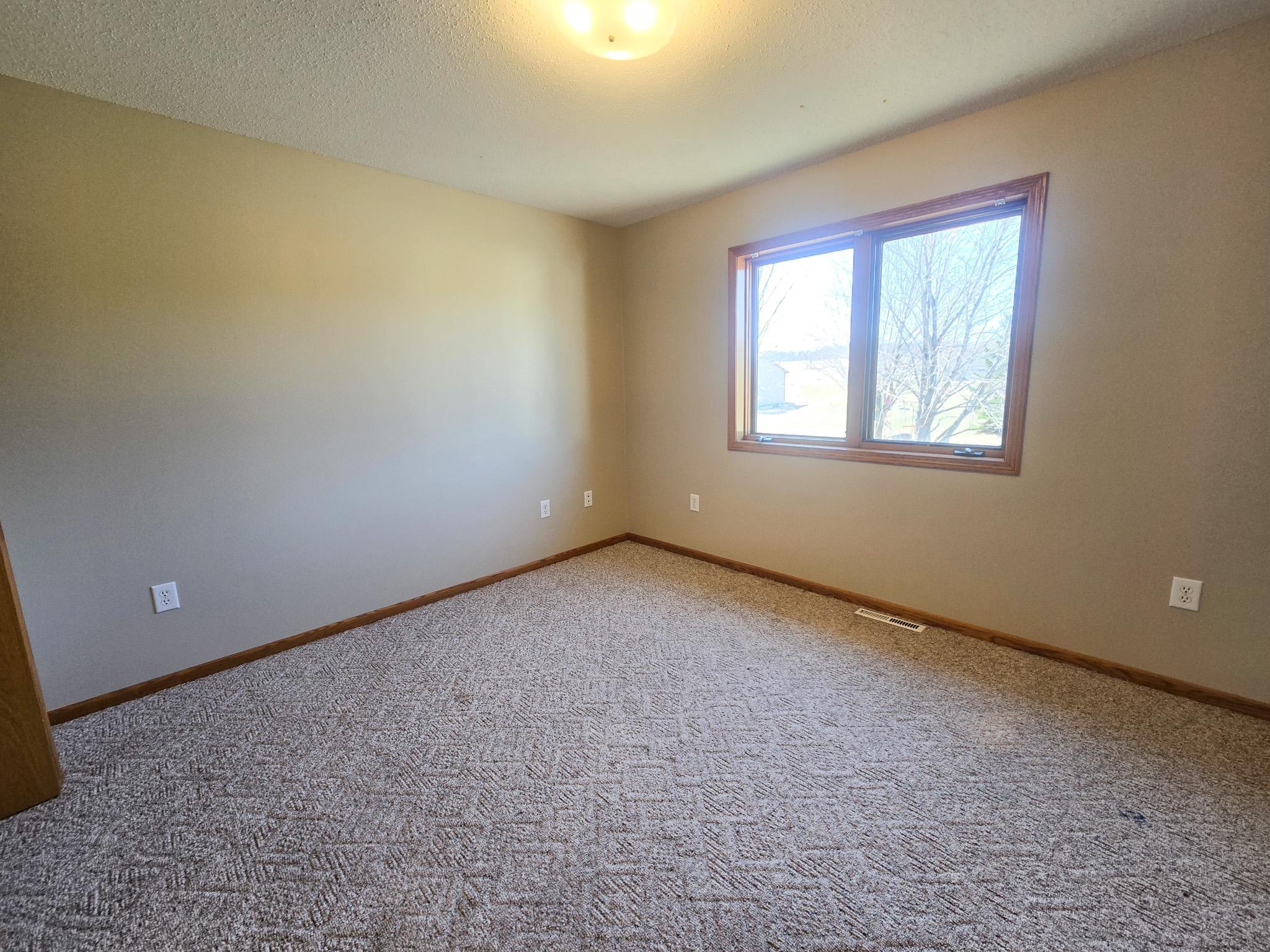 2004 single family home for sale at 105 Park View Drive in Vergas, MN — 5 bed, 3 bath (photo 6 of 25)