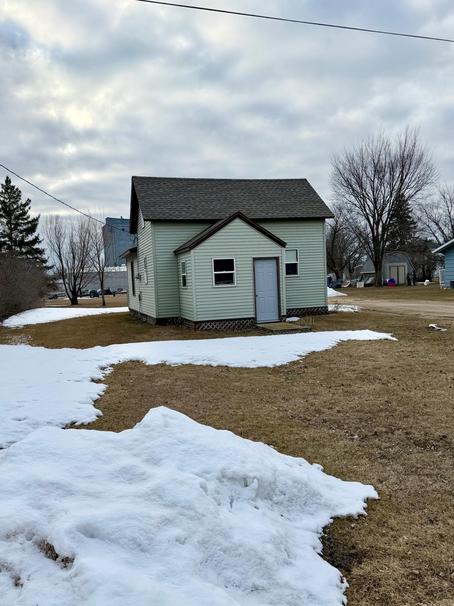 1930 single family home for sale at 305 Harding Street S in Karlstad, MN — 3 bed, 1 bath (photo 2 of 18)