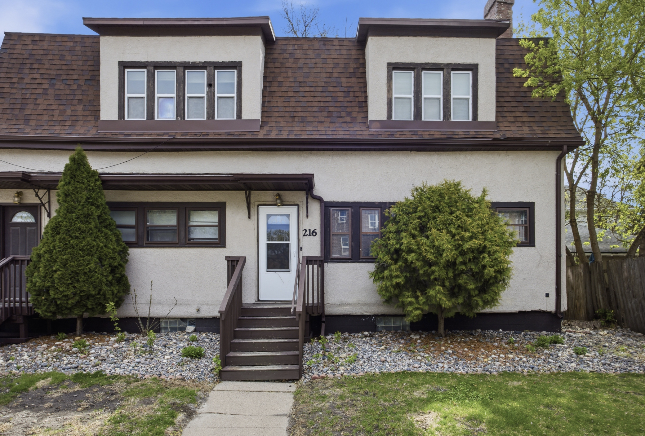 1885 duplex for sale at 214-216 12th Street S in Fargo, ND — 5 bed, 3 bath (photo 3 of 34)