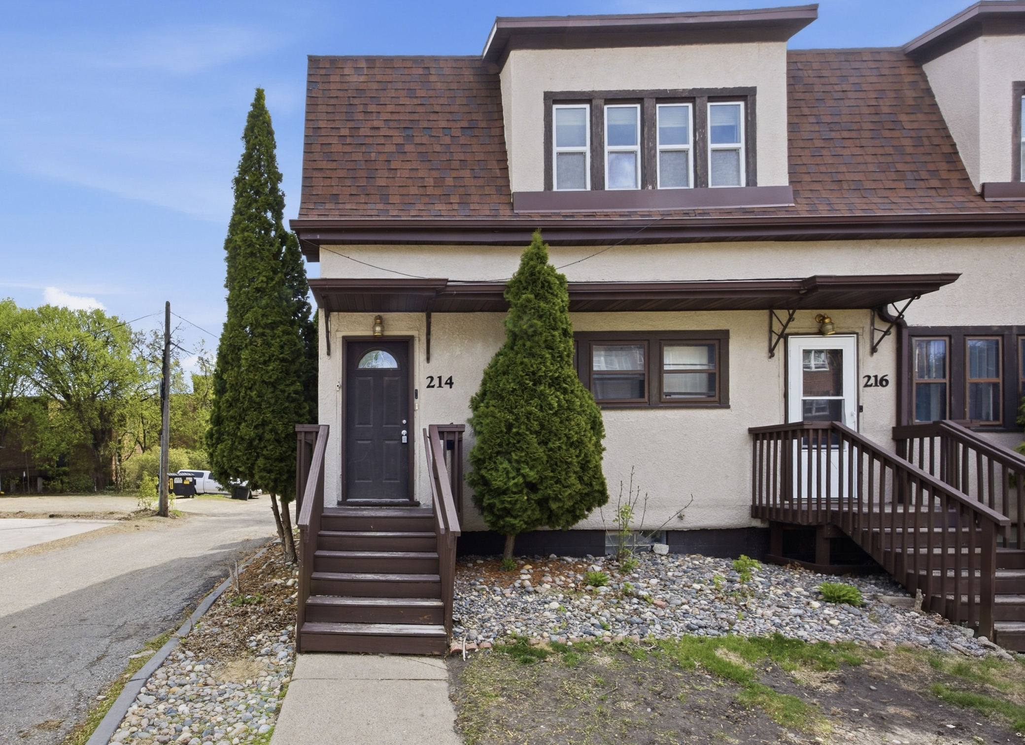 1885 duplex for sale at 214-216 12th Street S in Fargo, ND — 5 bed, 3 bath (photo 4 of 34)