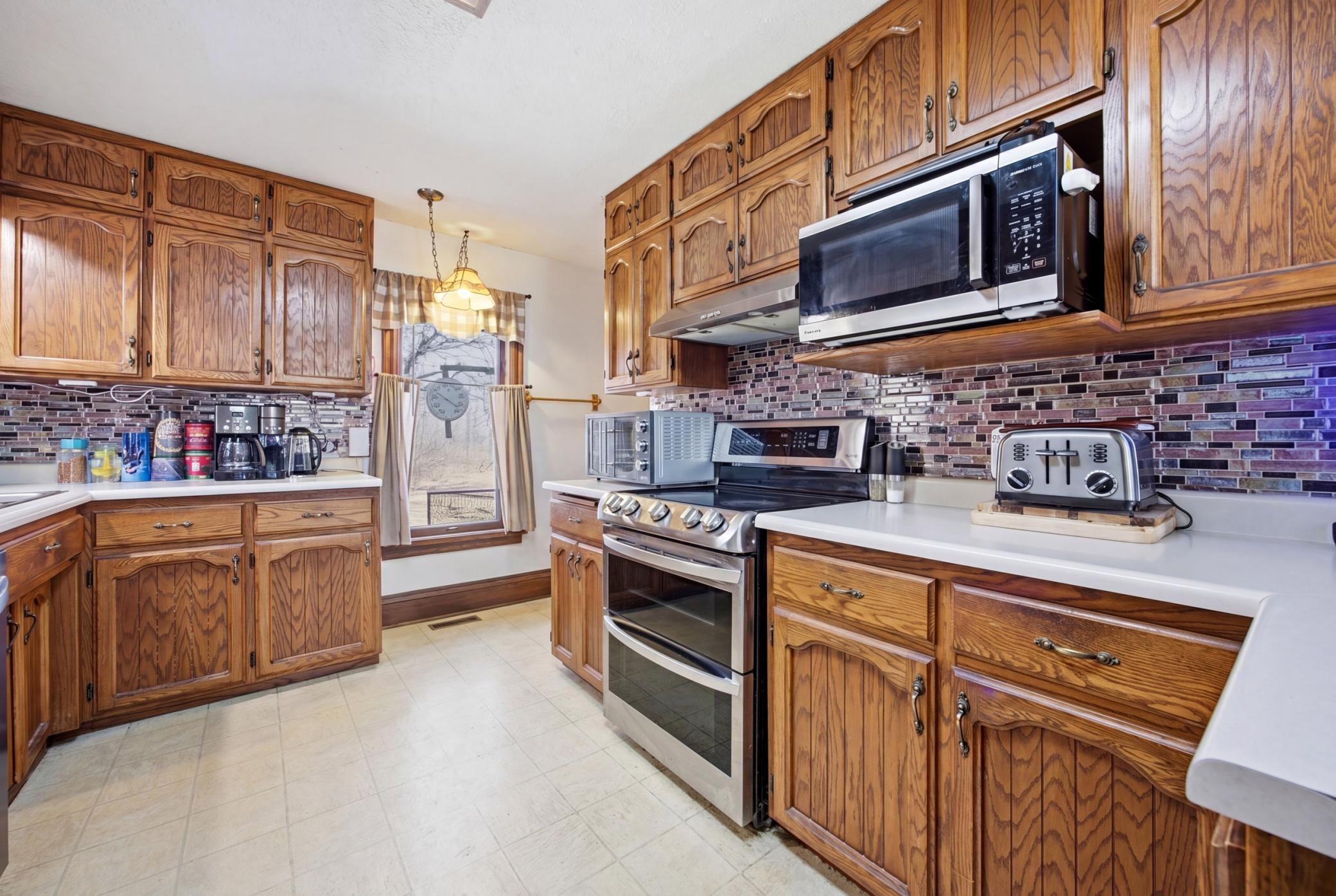 1900 single family home for sale at 25842 Co Hwy 21 in Detroit Lakes, MN — 7 bed, 2 bath (photo 6 of 34)