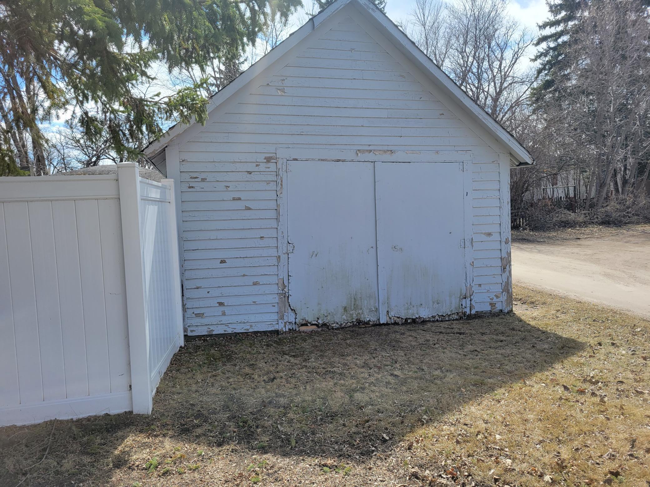 1912 single family home for sale at 933 Labree Avenue N in Thief River Falls, MN — 4 bed, 2 bath (photo 18 of 23)