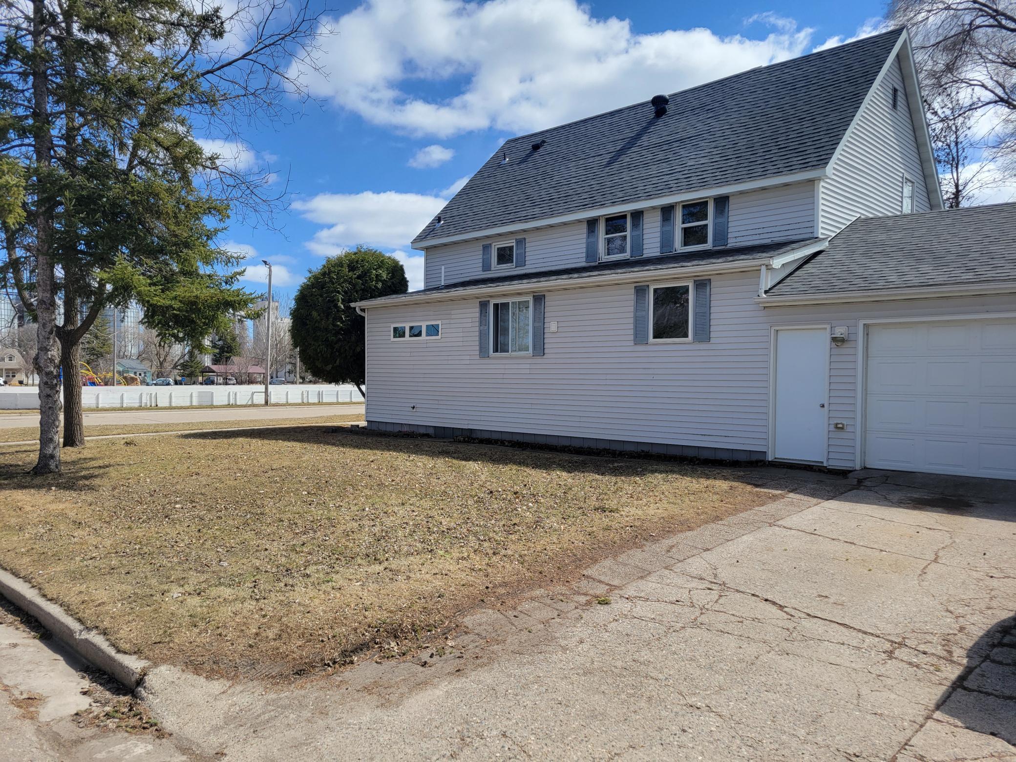 1912 single family home for sale at 933 Labree Avenue N in Thief River Falls, MN — 4 bed, 2 bath (photo 20 of 23)
