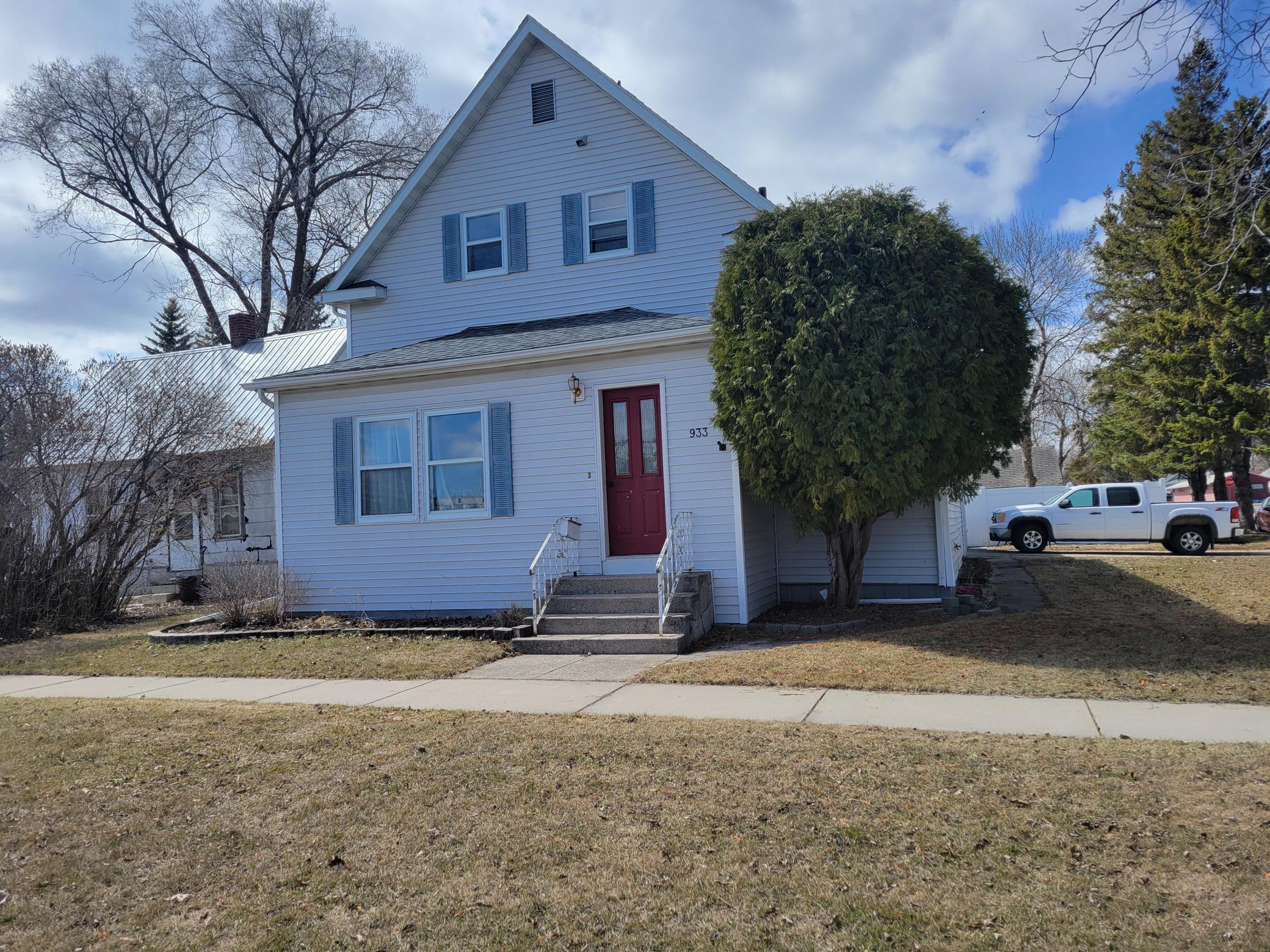 1912 single family home for sale at 933 Labree Avenue N in Thief River Falls, MN — 4 bed, 2 bath (photo 23 of 23)