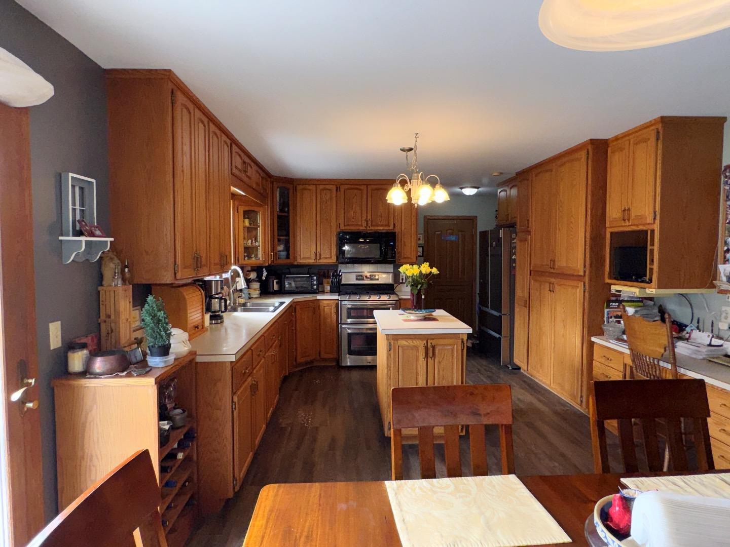 1992 single family home for sale at 325 S Ash Street in Crookston, MN — 4 bed, 2 bath (photo 2 of 34)