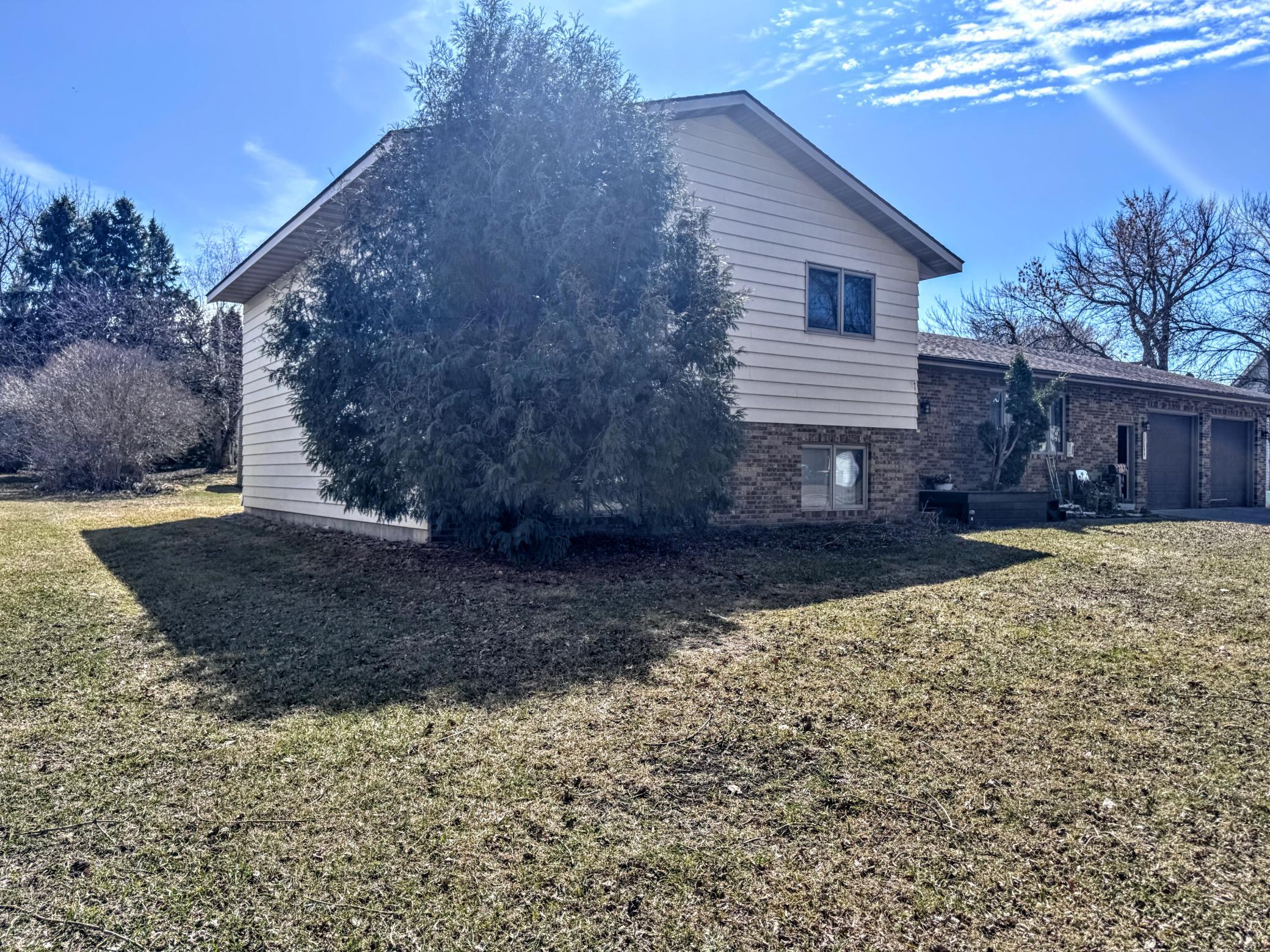 1992 single family home for sale at 325 S Ash Street in Crookston, MN — 4 bed, 2 bath (photo 22 of 34)