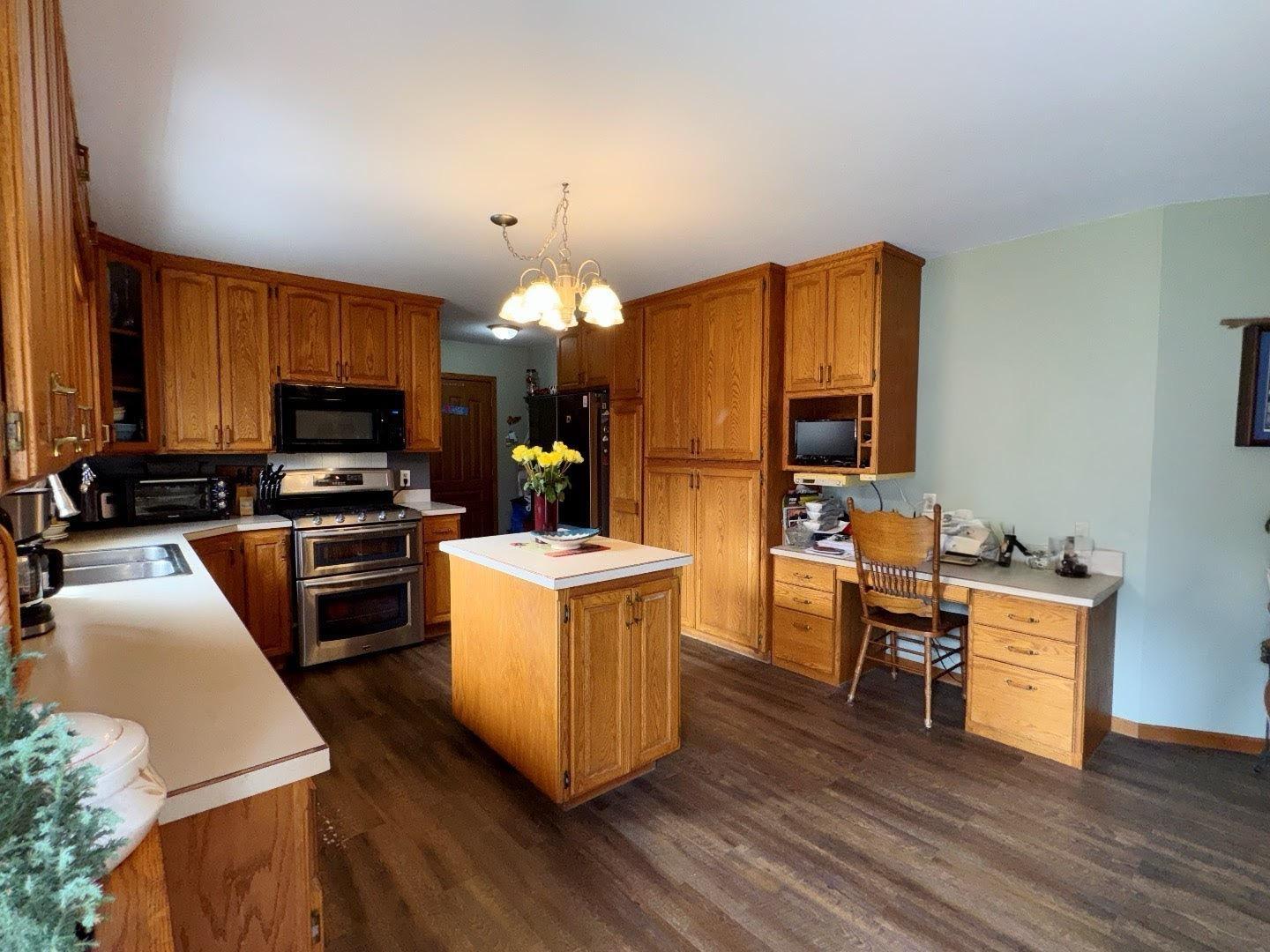 1992 single family home for sale at 325 S Ash Street in Crookston, MN — 4 bed, 2 bath (photo 4 of 34)