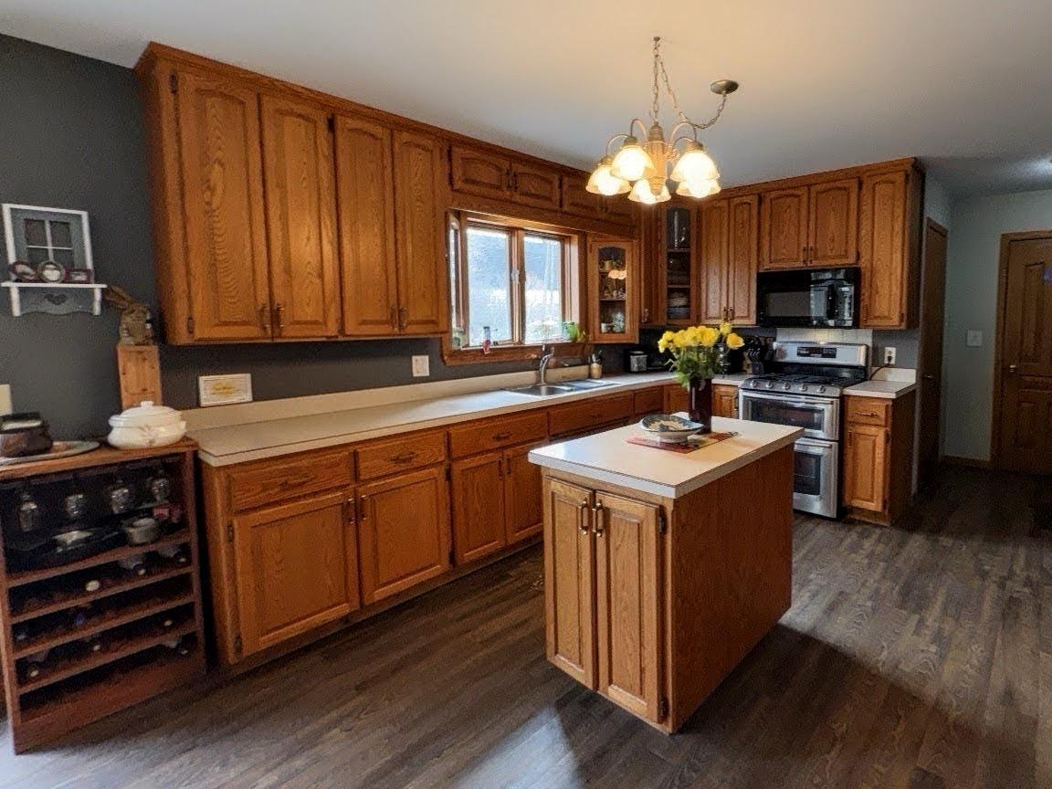 1992 single family home for sale at 325 S Ash Street in Crookston, MN — 4 bed, 2 bath (photo 7 of 34)