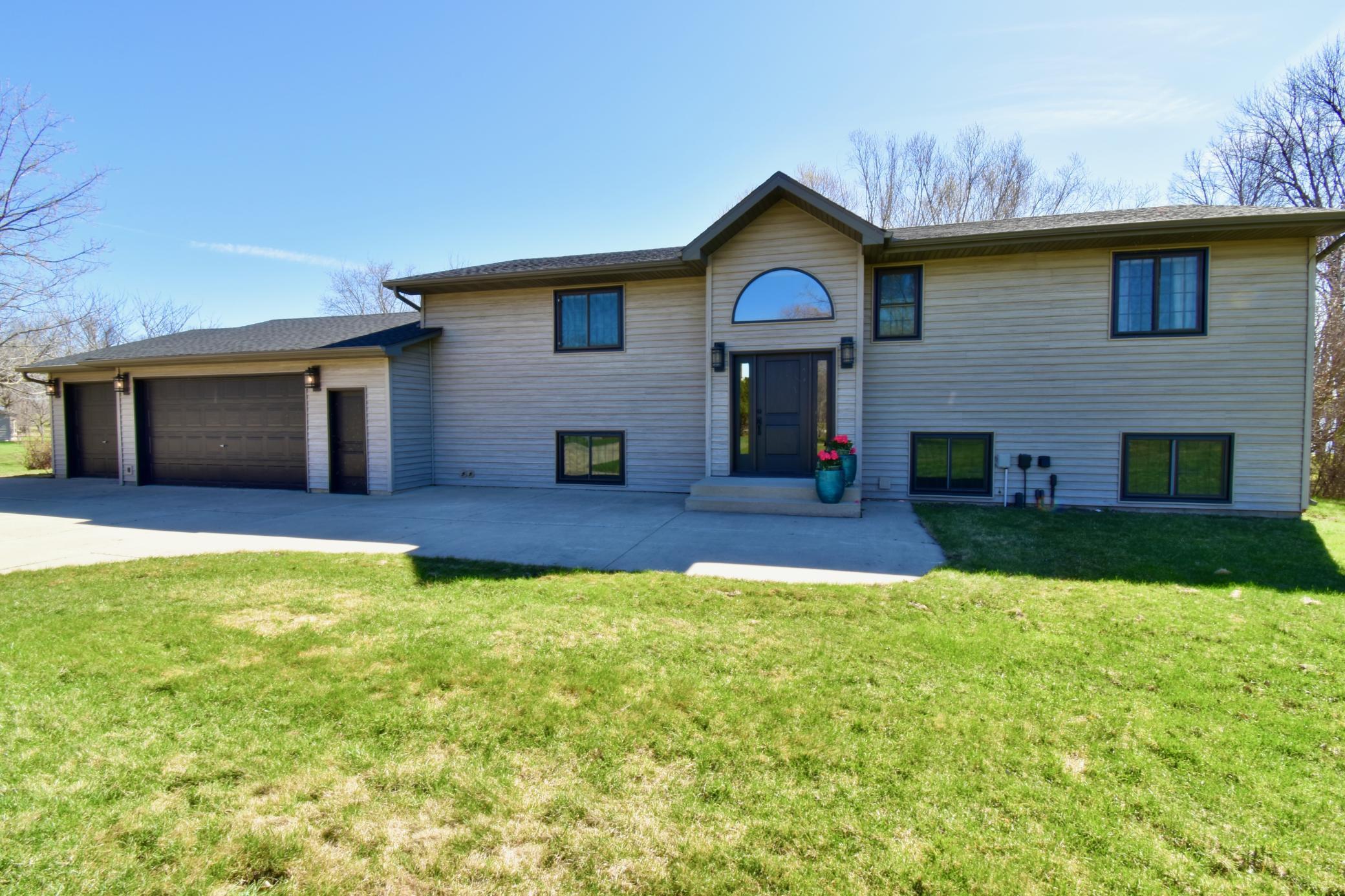 1994 single family home for sale at 5123 Green Meadow Road SE in Alexandria, MN — 5 bed, 2 bath (photo 2 of 49)