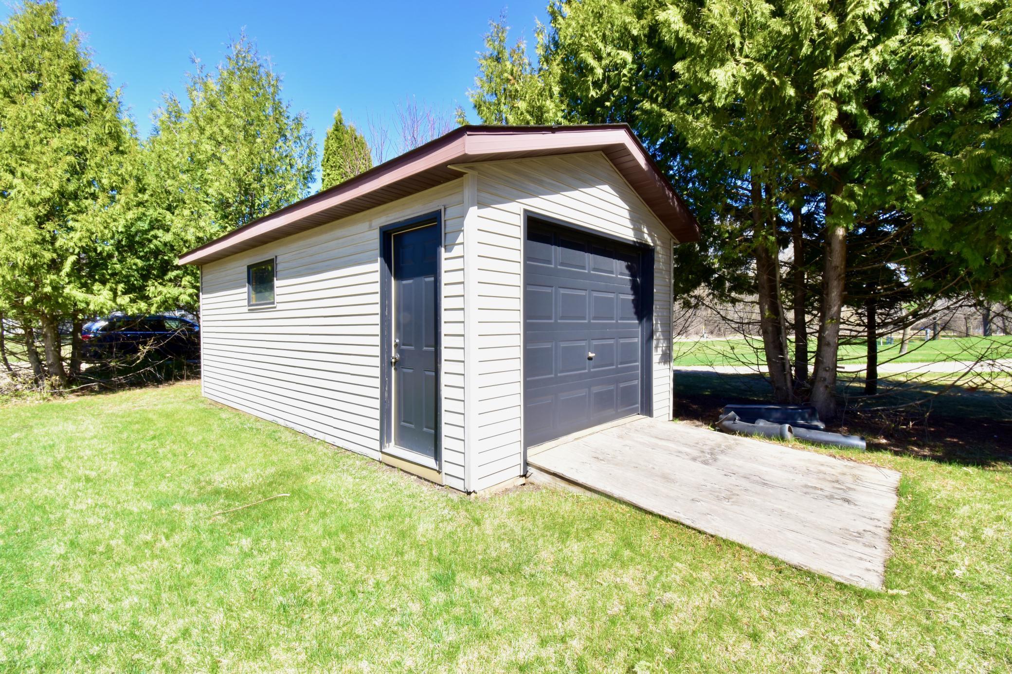 1994 single family home for sale at 5123 Green Meadow Road SE in Alexandria, MN — 5 bed, 2 bath (photo 40 of 49)