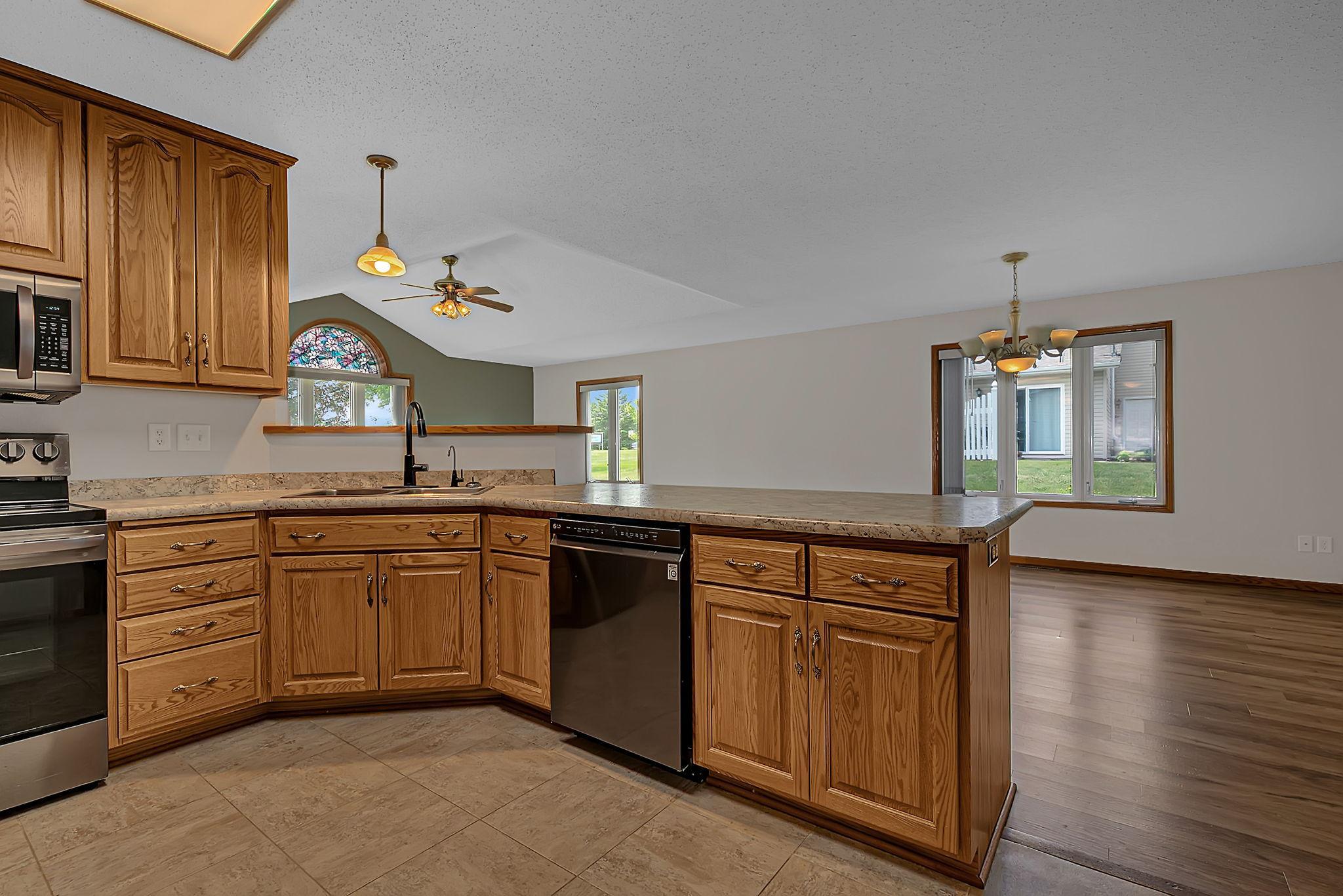 2001 townhouse for sale at 483 Voyager Drive in Alexandria, MN — 2 bed, 2 bath (photo 10 of 25)