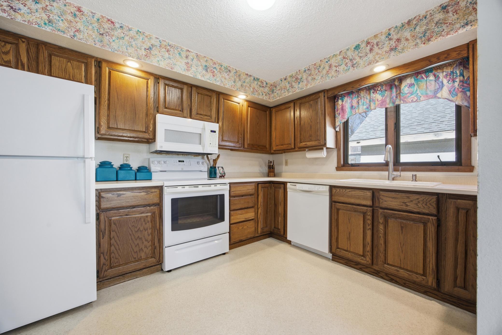 327 10th Avenue S, Fargo ND 58103 - Photo 12 of 34