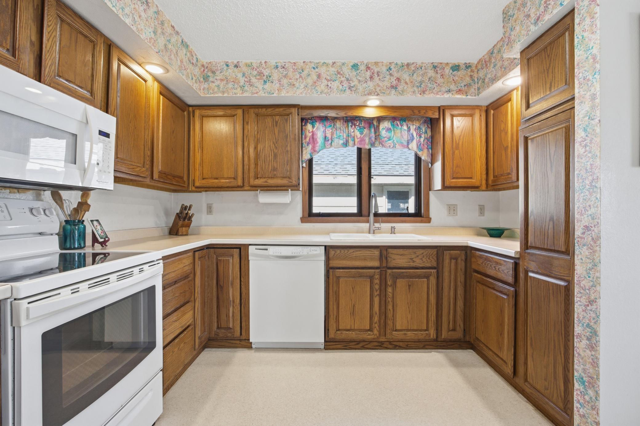 327 10th Avenue S, Fargo ND 58103 - Photo 13 of 34