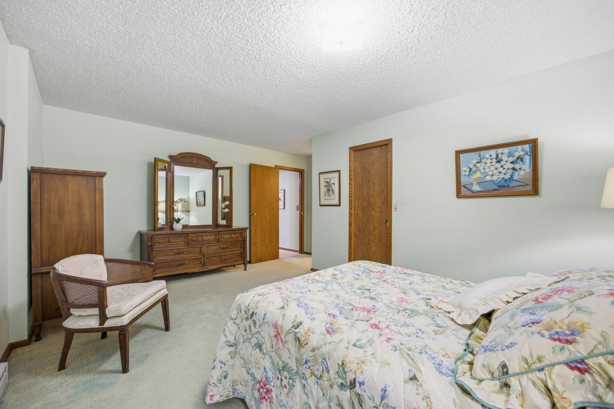 327 10th Avenue S, Fargo ND 58103 - Photo 16 of 34