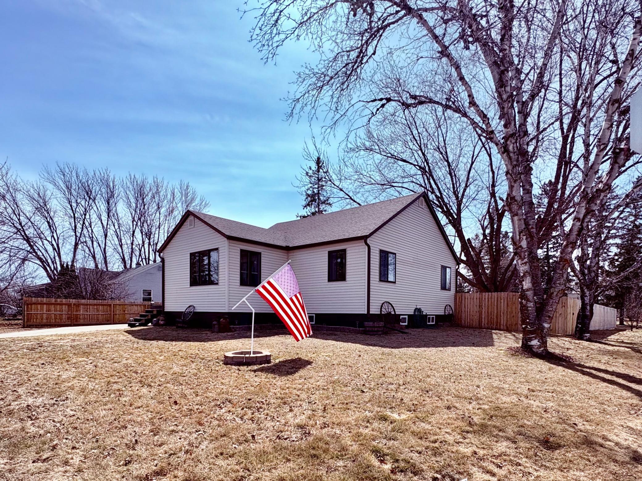 1945 single family home for sale at 121 5th Avenue NW in Baudette, MN — 3 bed, 2 bath (photo 3 of 22)