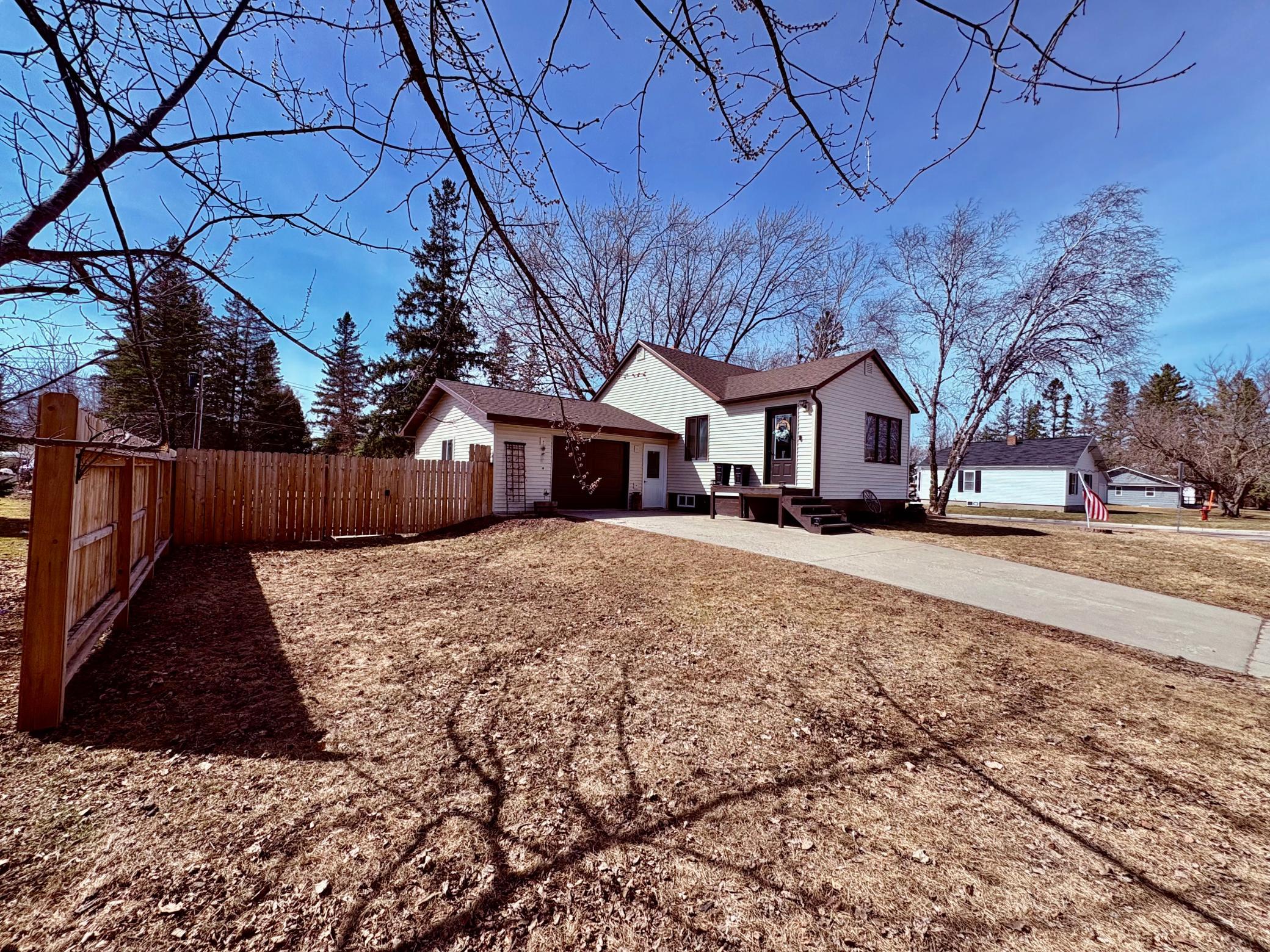 1945 single family home for sale at 121 5th Avenue NW in Baudette, MN — 3 bed, 2 bath (photo 4 of 22)