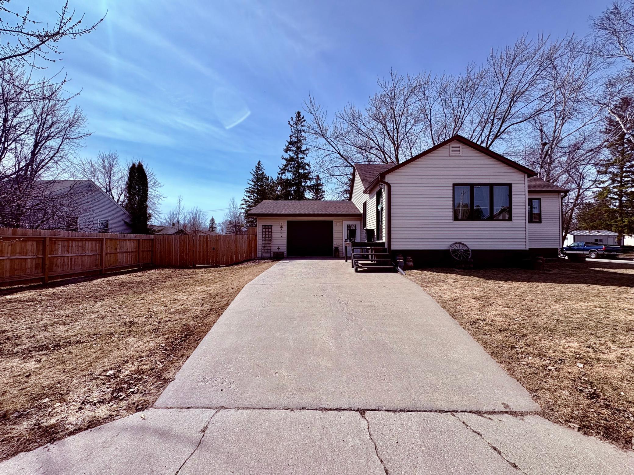 1945 single family home for sale at 121 5th Avenue NW in Baudette, MN — 3 bed, 2 bath (photo 5 of 22)