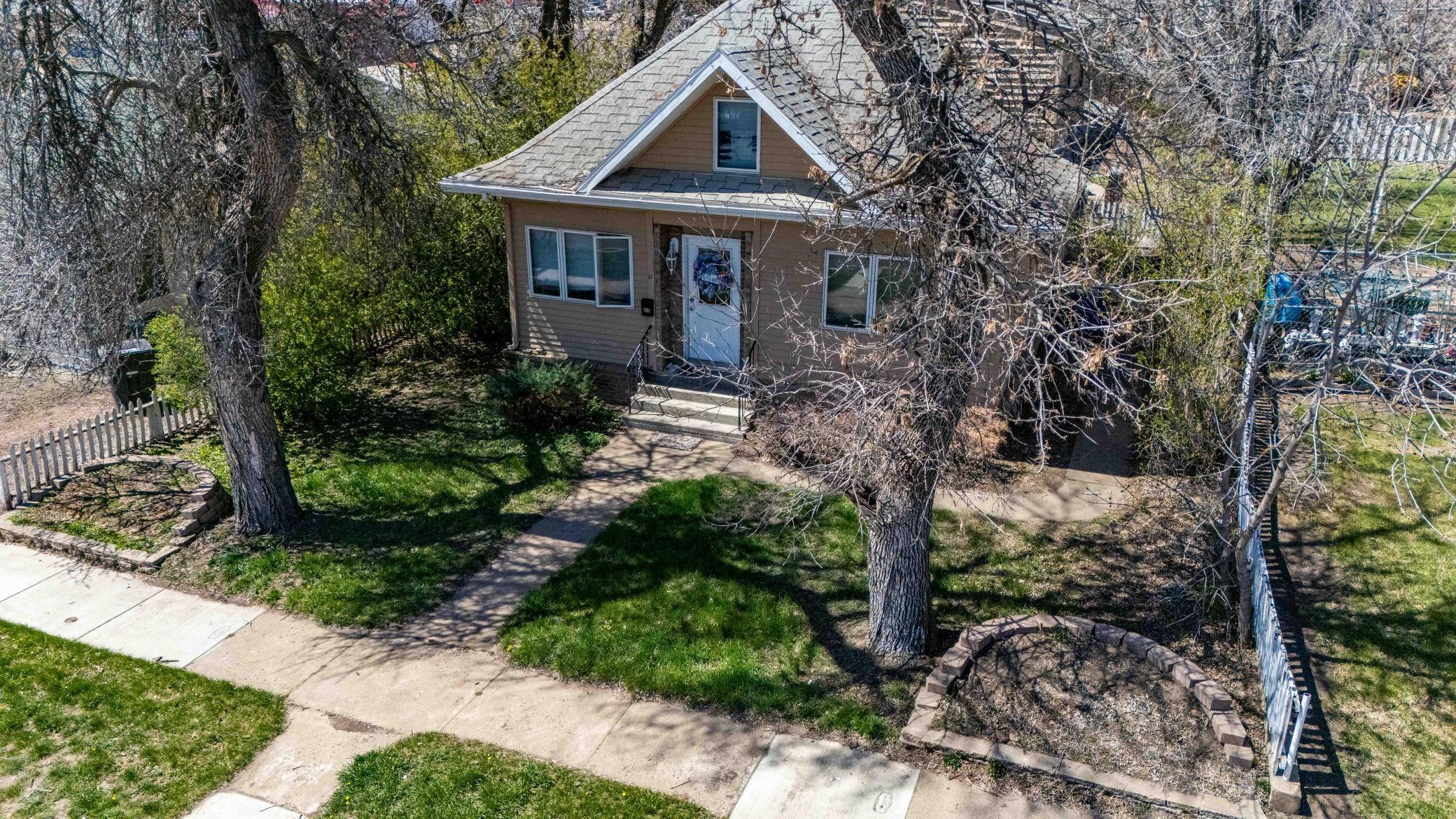 11 6th Avenue W, Dickinson ND 58601 - Photo 2 of 48