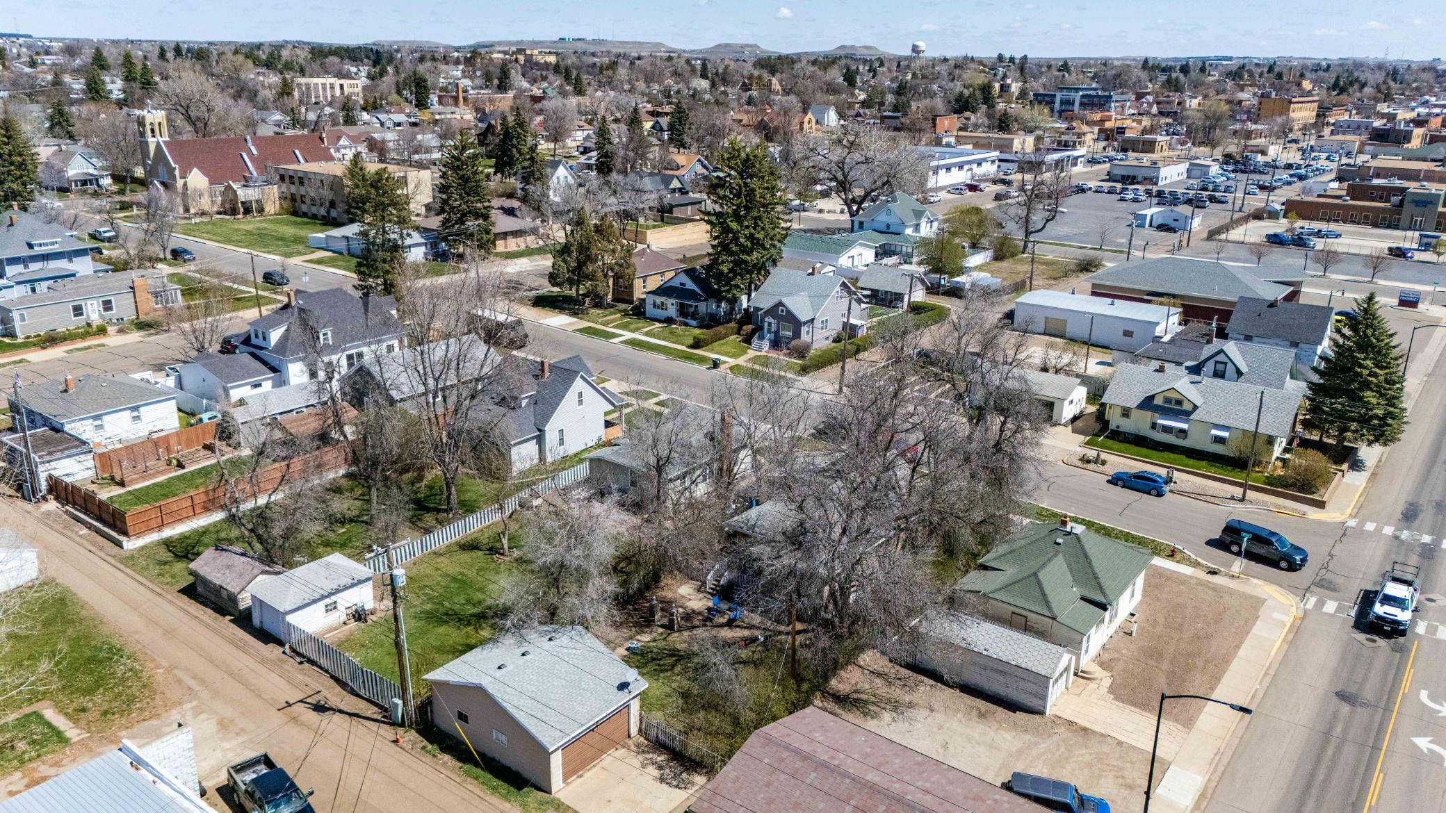 11 6th Avenue W, Dickinson ND 58601 - Photo 6 of 48