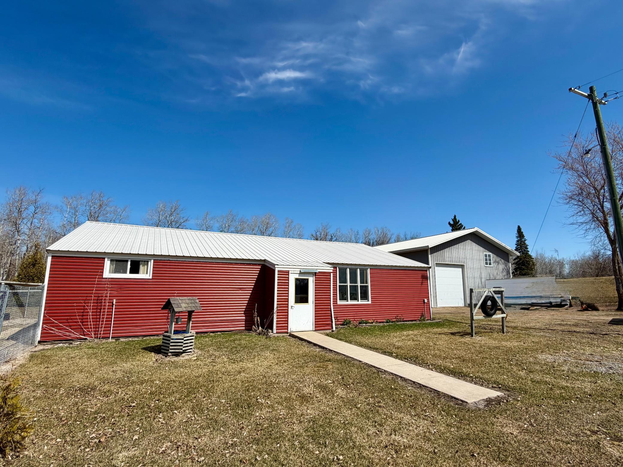 1993 single family home for sale at 43381 State Highway 11 in Roseau, MN — 3 bed, 1 bath (photo 5 of 7)