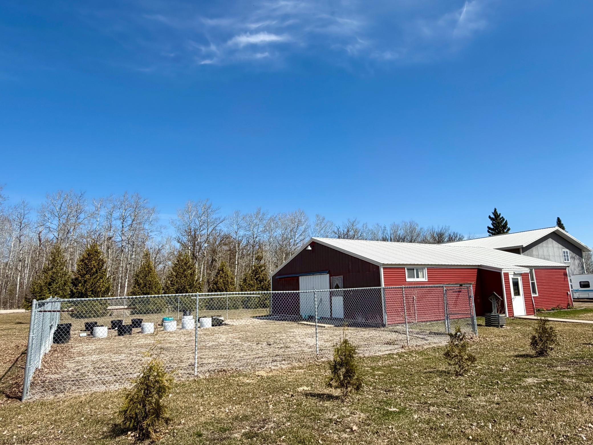 1993 single family home for sale at 43381 State Highway 11 in Roseau, MN — 3 bed, 1 bath (photo 6 of 7)