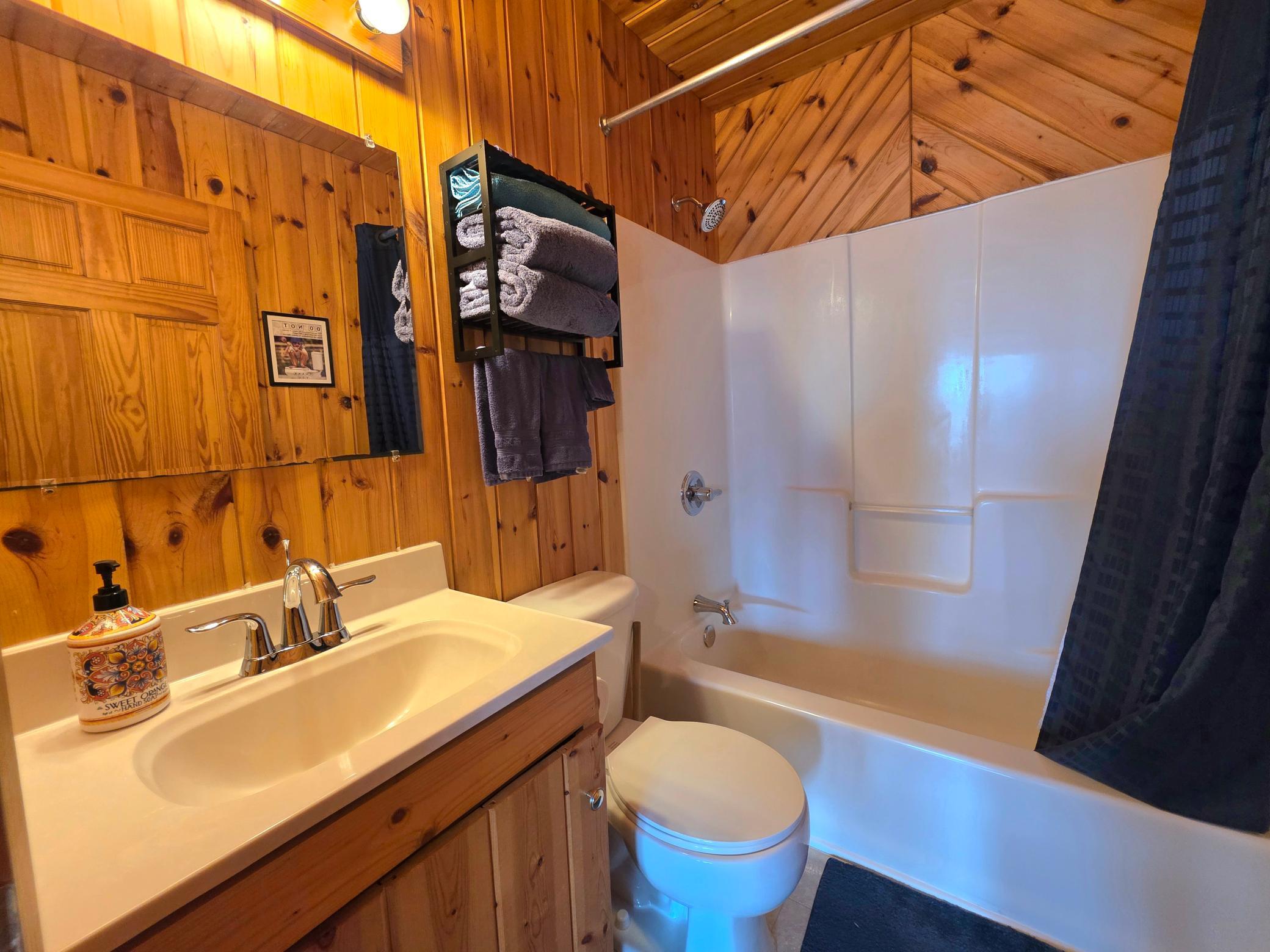 2000 single family home for sale at 2359 US Highway 10, Unit 15 in Detroit Lakes, MN — 4 bed, 2 bath (photo 14 of 27)