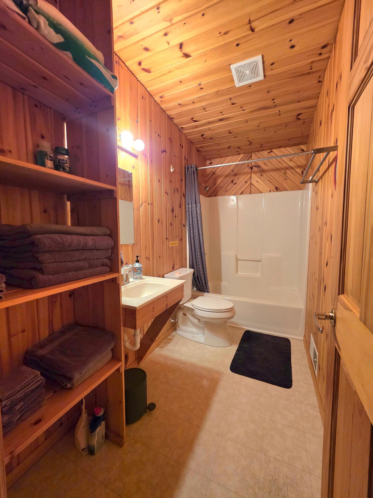 2000 single family home for sale at 2359 US Highway 10, Unit 15 in Detroit Lakes, MN — 4 bed, 2 bath (photo 19 of 27)