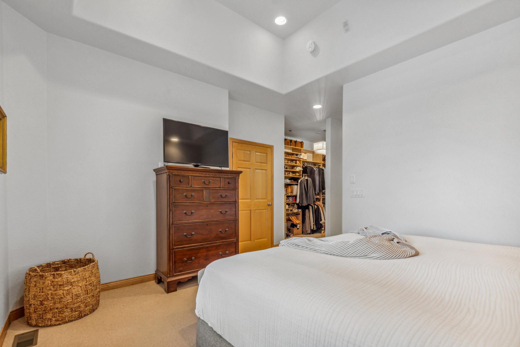 2004 condo for sale at 12 Broadway N, Unit 201 in Fargo, ND — 2 bed, 2 bath (photo 26 of 39)