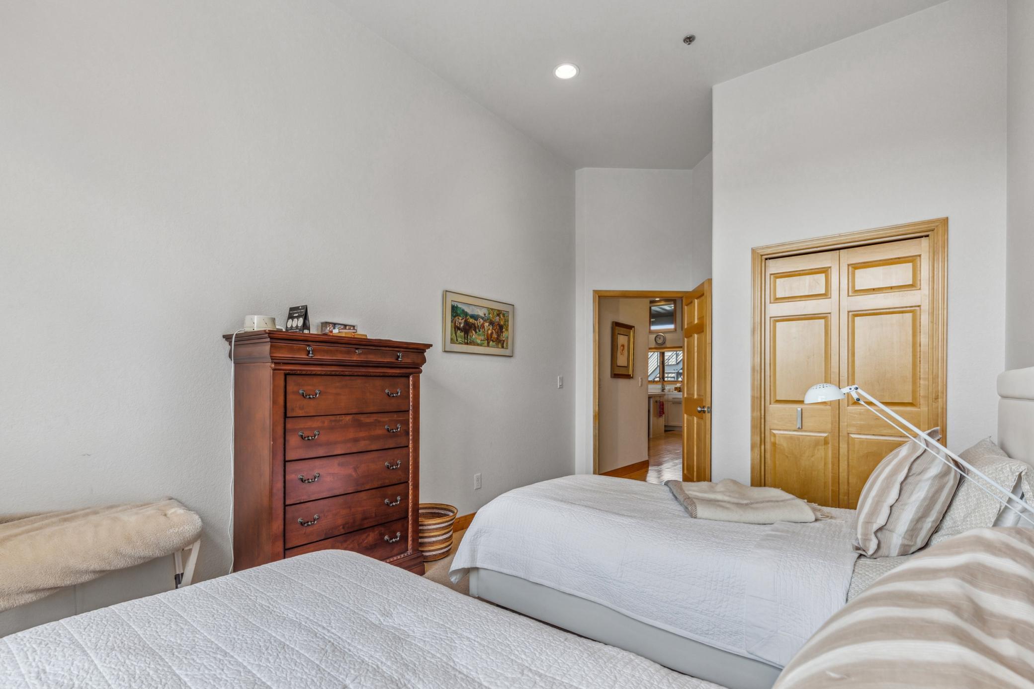 2004 condo for sale at 12 Broadway N, Unit 201 in Fargo, ND — 2 bed, 2 bath (photo 33 of 39)