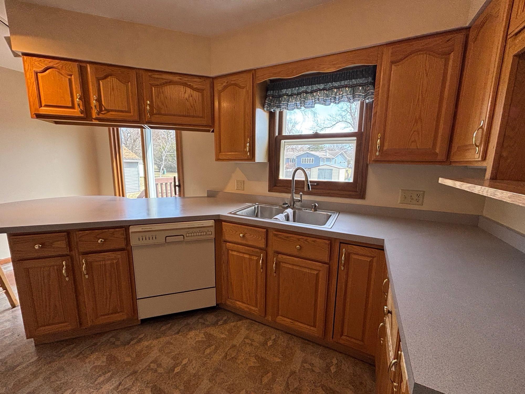 1969 single family home for sale at 804 Crocker Avenue S in Thief River Falls, MN — 4 bed, 3 bath (photo 11 of 33)