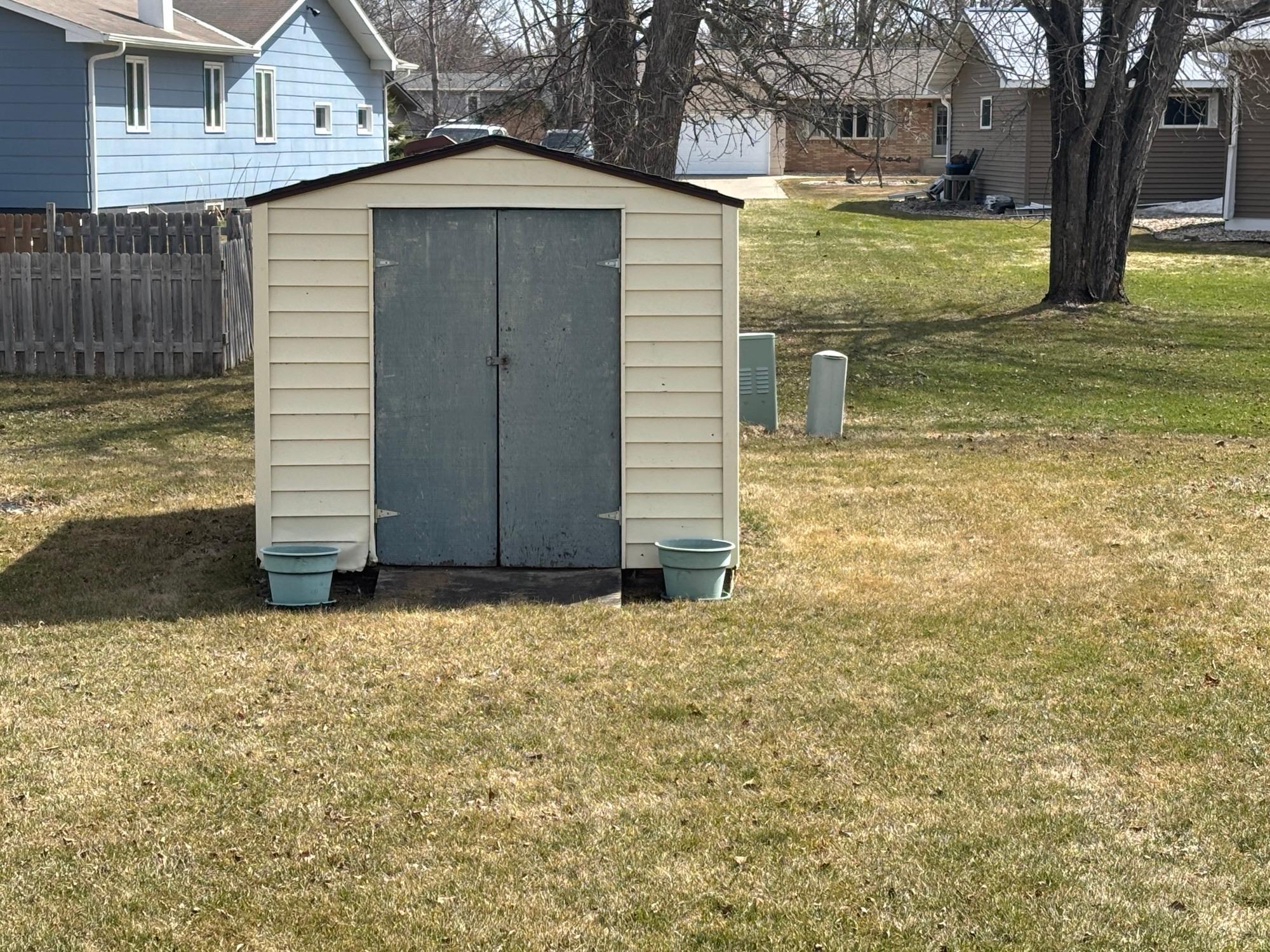 1969 single family home for sale at 804 Crocker Avenue S in Thief River Falls, MN — 4 bed, 3 bath (photo 3 of 33)