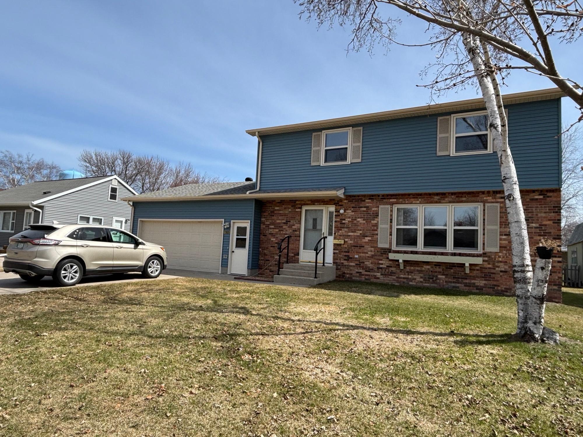 1969 single family home for sale at 804 Crocker Avenue S in Thief River Falls, MN — 4 bed, 3 bath (photo 4 of 33)