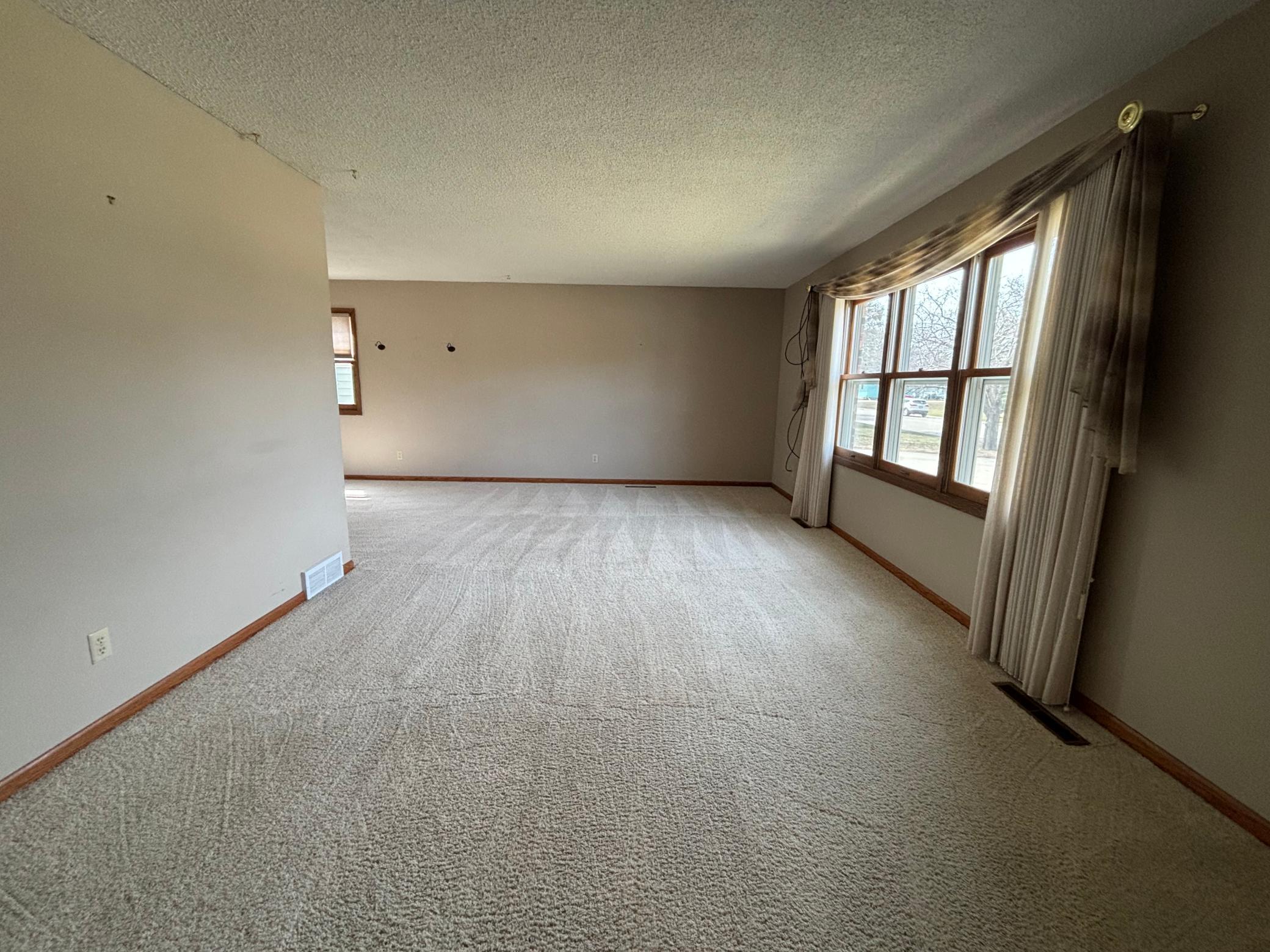 1969 single family home for sale at 804 Crocker Avenue S in Thief River Falls, MN — 4 bed, 3 bath (photo 6 of 33)