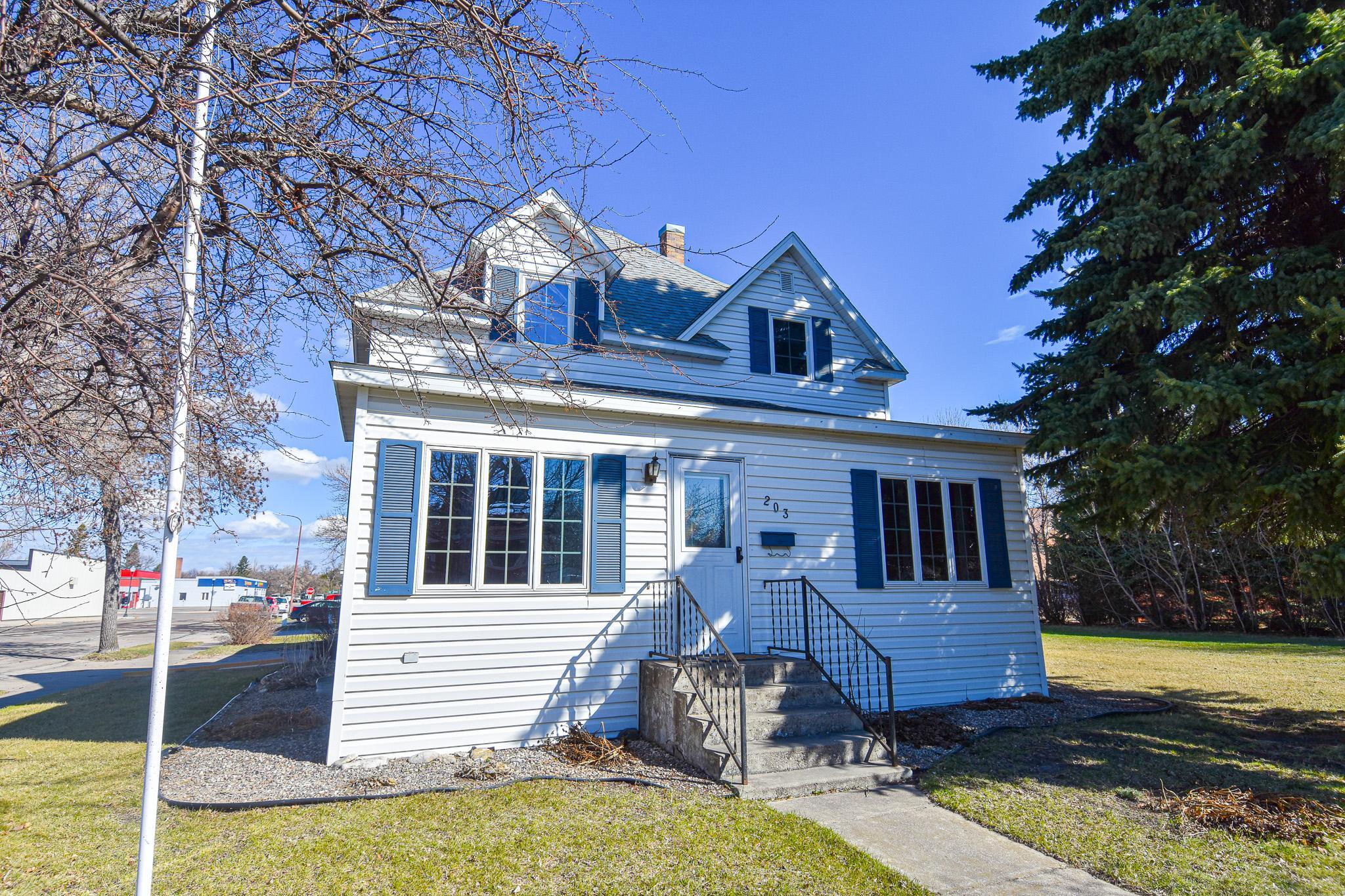 1969 single family home for sale at 203 E Fletcher Avenue in Warren, MN — 4 bed, 3 bath (photo 2 of 57)
