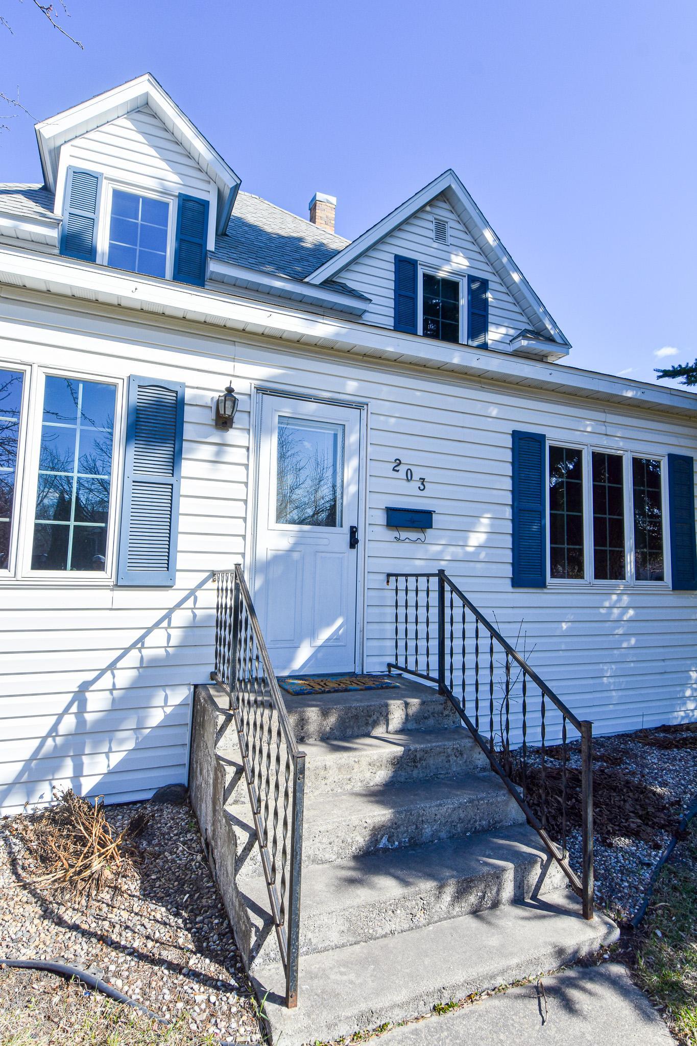 1969 single family home for sale at 203 E Fletcher Avenue in Warren, MN — 4 bed, 3 bath (photo 3 of 57)